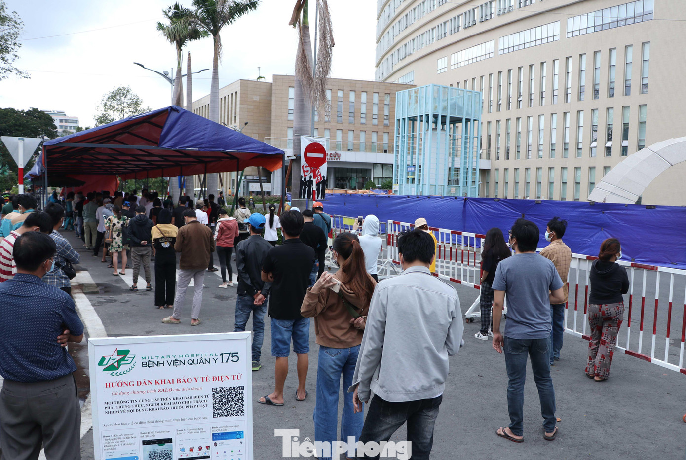 Những ngày qua, dù số lượng người dân đến làm xét nghiệm dịch vụ ngày một tăng và quá trình xét nghiệm phát hiện nhiều trường hợp dương tính nhưng bệnh viện vẫn thực hiện tốt các quy tắc phòng chống dịch, đảm bảo an toàn tuyệt đối cho nhân viên y tế và những người dân đến khám chữa bệnh, làm xét nghiệm để lấy giấy xác nhận.