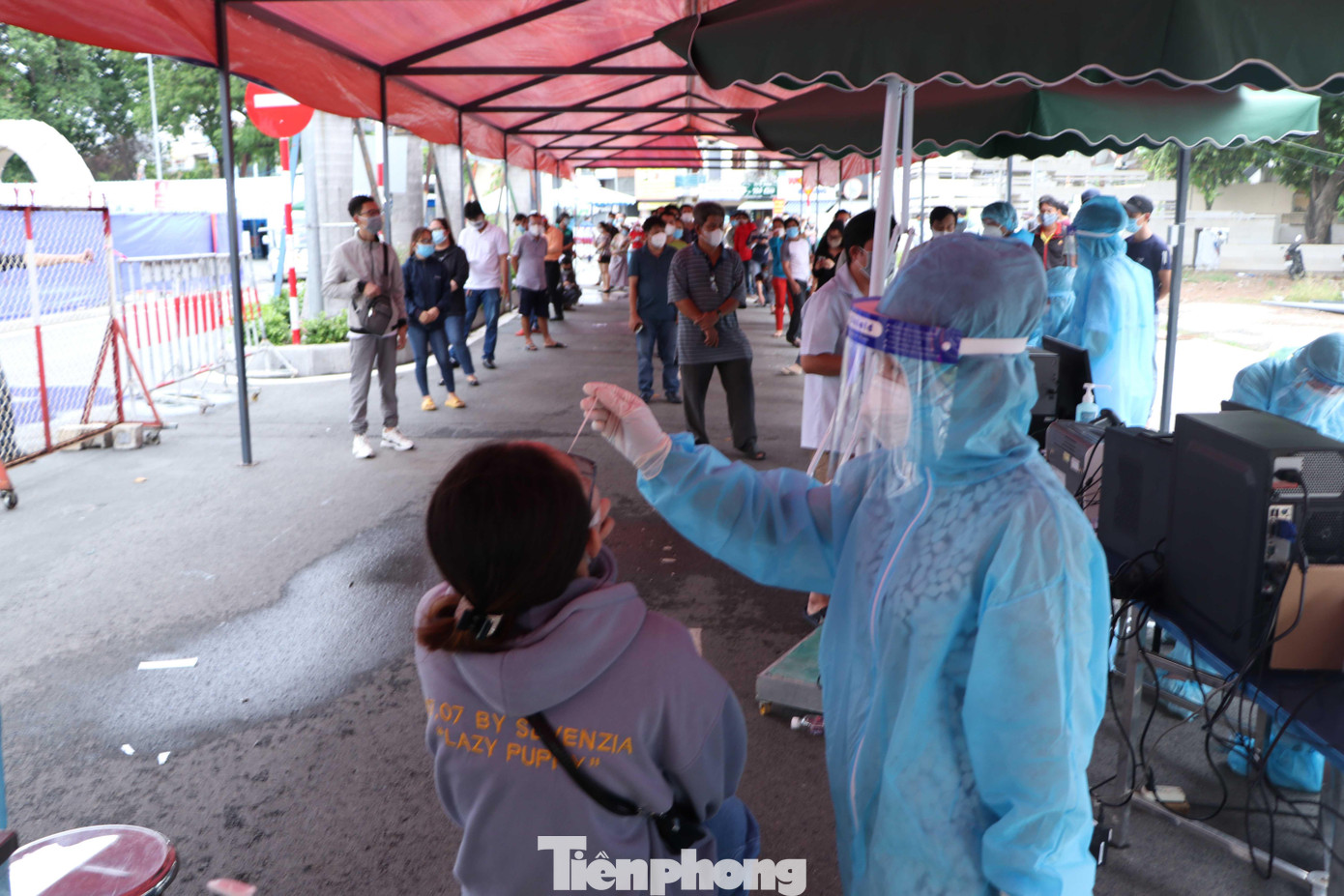 Trong quá trình làm xét nghiệm nhanh cho người dân, bệnh viện đã phát hiện hàng chục trường hợp dương tính.