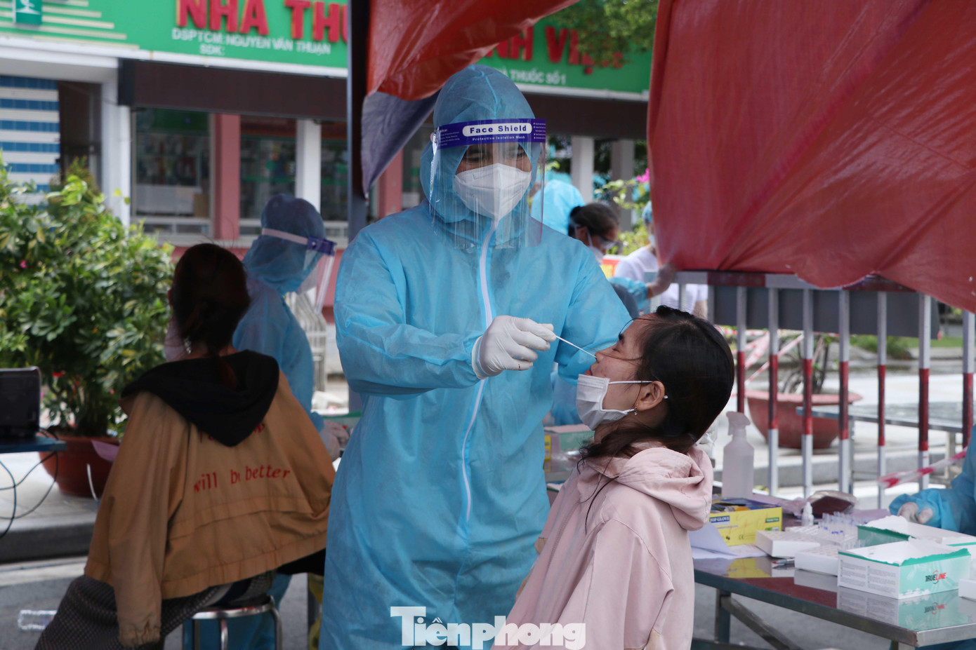 Để phục vụ nhu cầu xét nghiệm tầm soát của người dân, bệnh viện đã mở rộng phòng khám tiền phương để vừa sàng lọc bệnh nhân điều trị, vừa làm xét nghiệm nhanh để cung cấp giấy xác nhận cho người dân. Đến nay, bệnh viện có 3 khu vực làm xét nghiệm nhanh COVID-19.