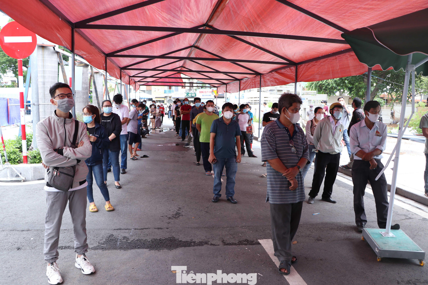 Bác sĩ Trần Thị Hải Yến, Chủ nhiệm phòng khám tiền phương, Bệnh viện Quân y 175 cho biết, từ khi dịch bệnh bùng phát, bệnh viện đã mở phòng khám tiền phương để khám sàng lọc. Mỗi ngày khu vực này làm xét nghiệm nhanh COVID-19 cho khoảng 1.500 người.