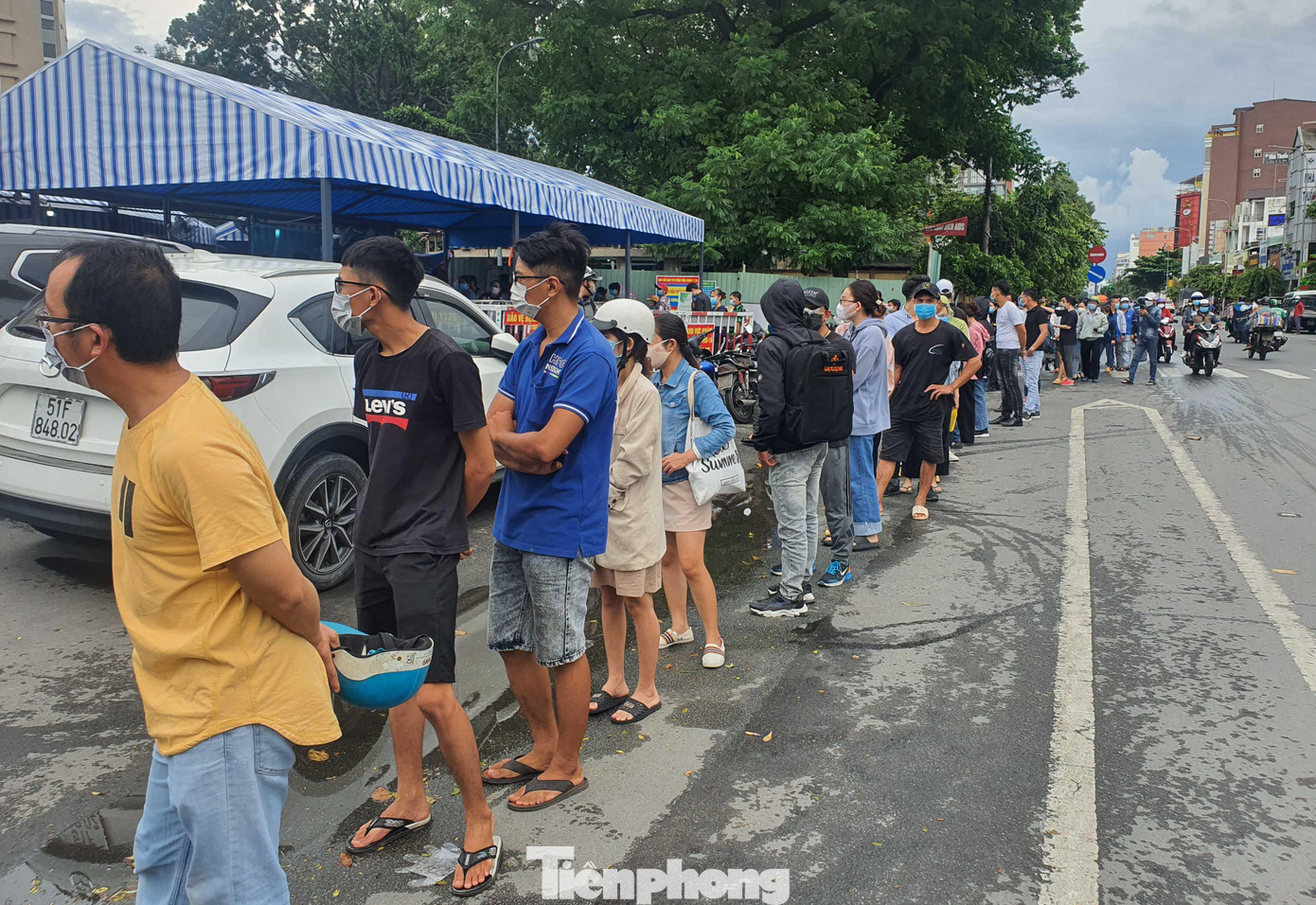 Tại Bệnh viện Quân y 175, dòng người xếp hàng dài từ khu vực làm xét nghiệm, tràn ra đường phía trước cổng bệnh viện.