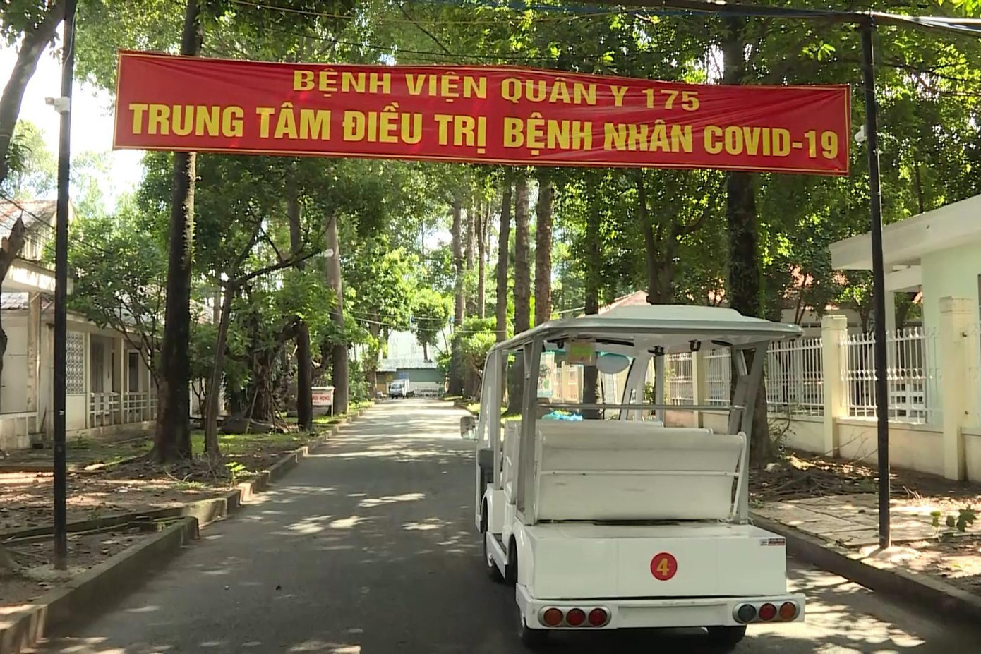 Theo thiếu tướng Nguyễn Hồng Sơn, để đáp ứng nguồn nhân lực cho Trung tâm điều trị bệnh nhân COVID-19 cũng như tham gia công tác chống dịch trên địa bàn TPHCM, Bệnh viện đã chia đội ngũ nhân viên y tế thành các kíp, chú trọng đến chất lượng nguồn nhân lực để đảm bảo tốt công tác điều trị cho bệnh nhân cũng như nhân viên y tế.