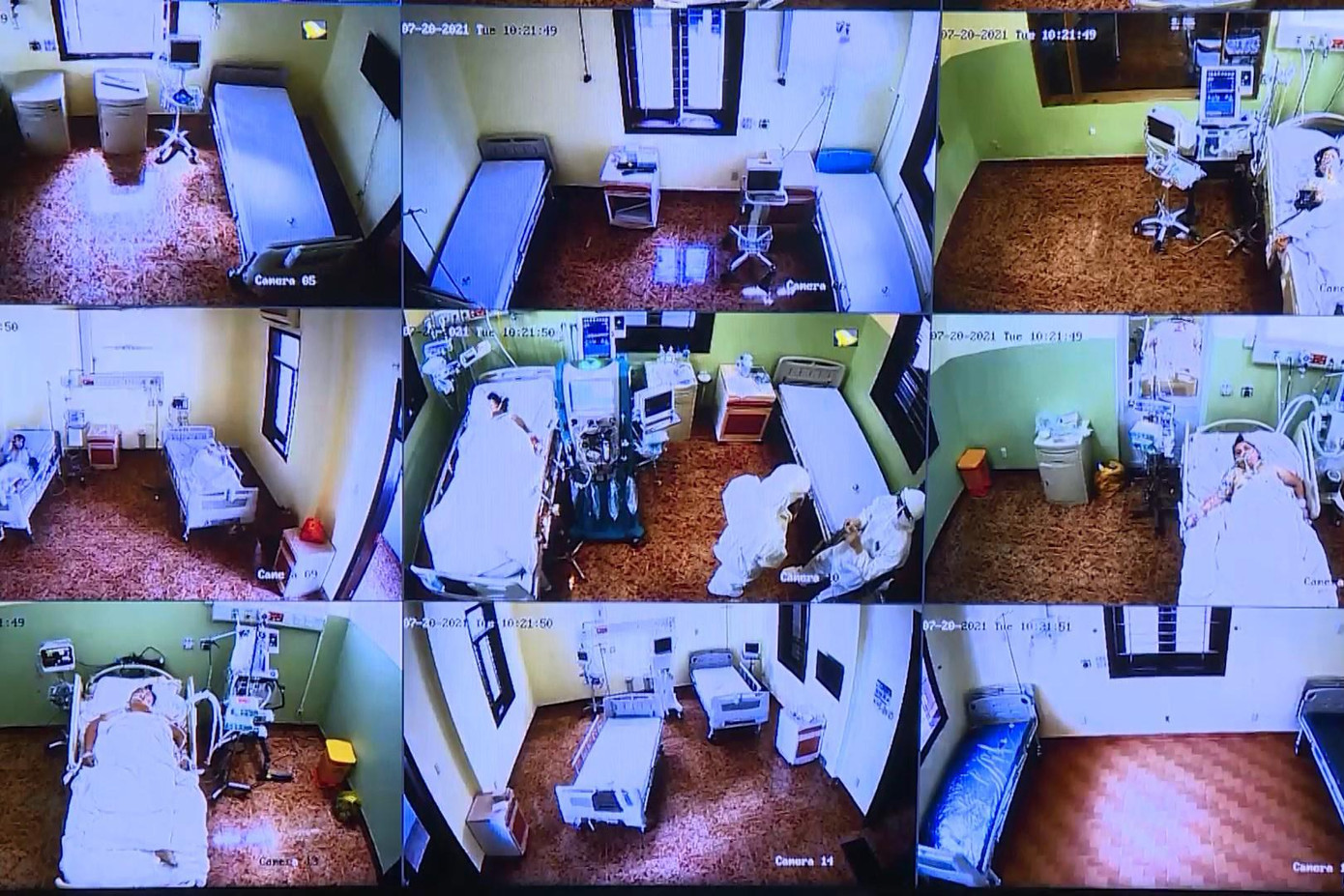 Thượng tá Bùi Đức Thành, Giám đốc Trung tâm Điều trị COVID-19, Bệnh viện Quân y 175 cho biết, trong số 22 bệnh nhân COVID-19 trung tâm mới tiếp nhận thì có 11 trường hợp bệnh nhân nguy kịch.