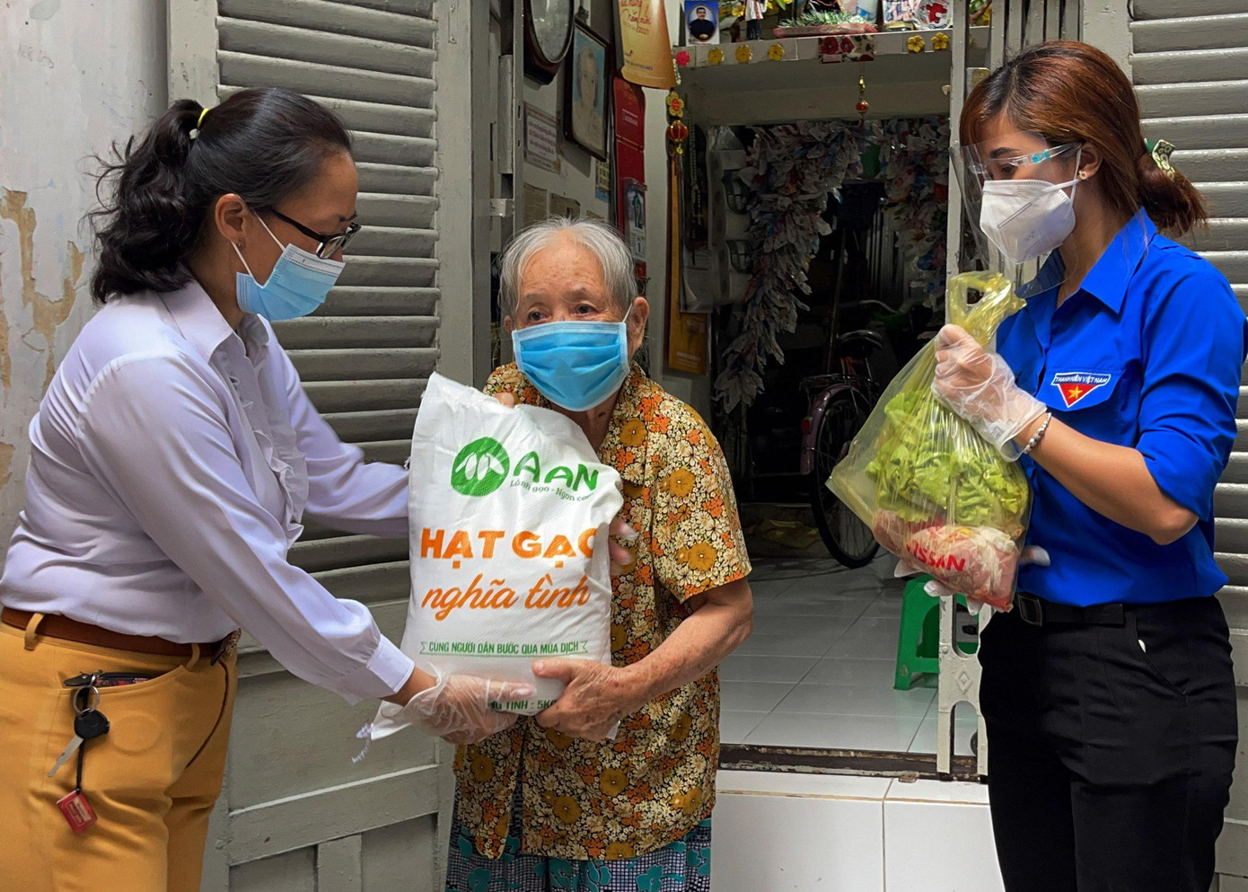 Hạt gạo nghĩa tình đến với người nghèo TPHCM. Hạt gạo nghĩa tình đến với người nghèo TPHCM.