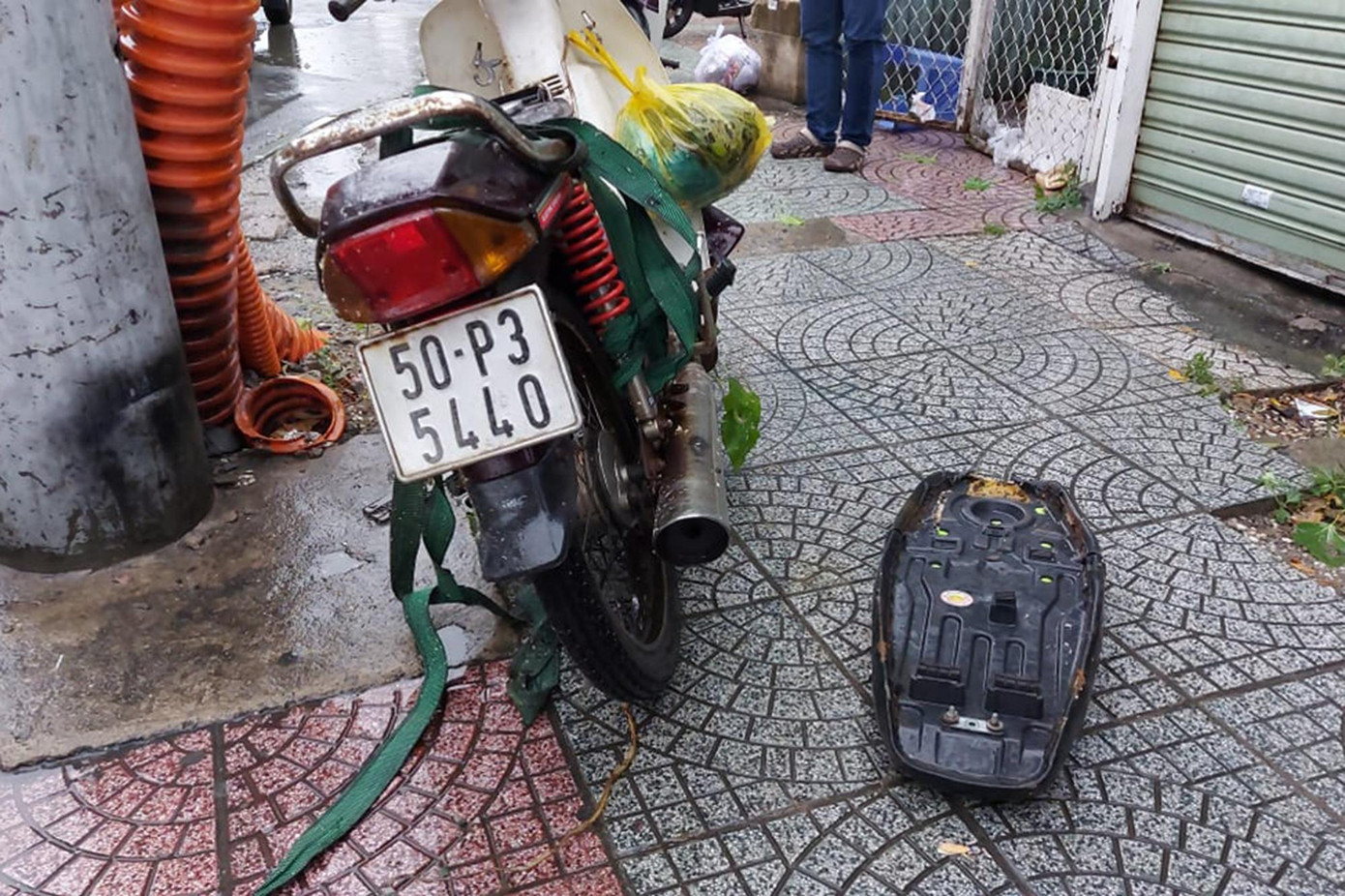 Xe máy của nạn nhân cũng bị hư hỏng nặng, được lực lượng chức năng đưa lên vỉa hè. Xe máy của nạn nhân cũng bị hư hỏng nặng, được lực lượng chức năng đưa lên vỉa hè.