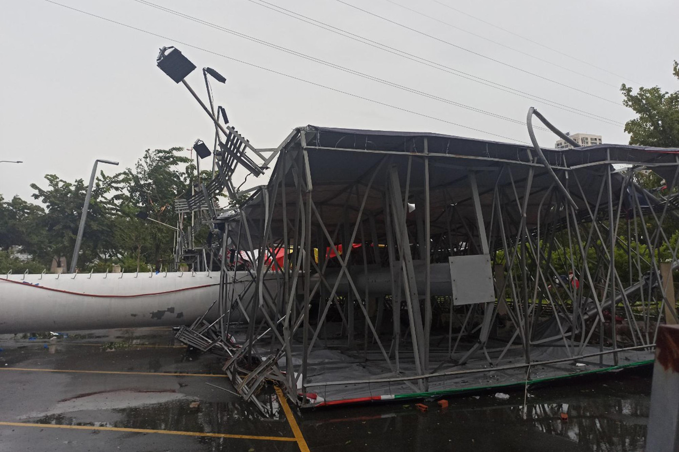 Gió giật mạnh khiến một trụ quảng cáo cao cả trăm mét, đường kính hơn 2m ở chân cầu Sài Gòn, TP Thủ Đức đổ xuống đường, đè gãy nhiều cây xanh. Gió giật mạnh khiến một trụ quảng cáo cao cả trăm mét, đường kính hơn 2m ở chân cầu Sài Gòn, TP Thủ Đức đổ xuống đường, đè gãy nhiều cây xanh.