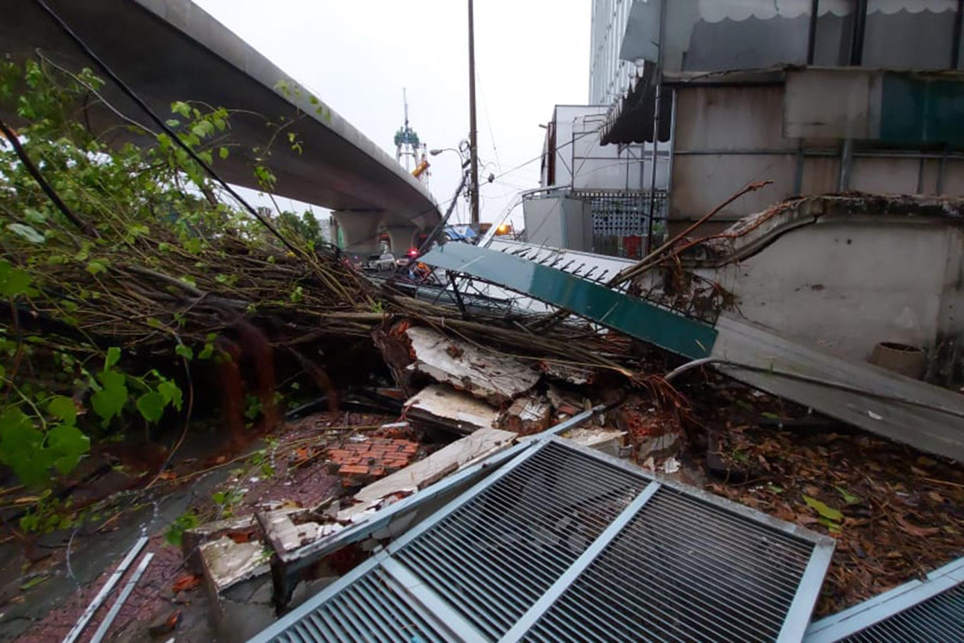 Ghi nhận tại hiện trường, nhiều cây xanh bị đè gãy, một số công trình phụ bên cạnh cầu Sài Gòn cũng bị đè hư hỏng. Ghi nhận tại hiện trường, nhiều cây xanh bị đè gãy, một số công trình phụ bên cạnh cầu Sài Gòn cũng bị đè hư hỏng.