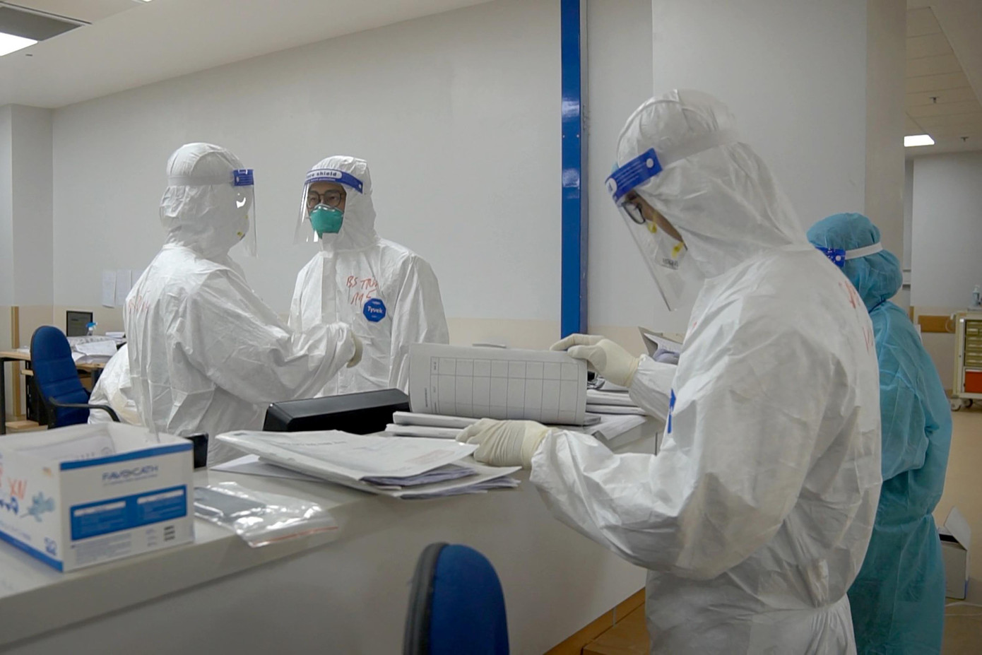 Bên cạnh đó, Bệnh viện cũng đã thiết lập hệ thống hội chẩn từ xa đến tất cả các bệnh viện tuyến quận, huyện và bệnh viện điều trị COVID-19 tầng 2 để khi phát hiện bệnh nhân trở nặng sẽ hội chẩn ngay nhằm đánh giá đúng, kịp thời tình trạng của bệnh nhân và đưa ra hướng điều trị hợp lý. Bên cạnh đó, Bệnh viện cũng đã thiết lập hệ thống hội chẩn từ xa đến tất cả các bệnh viện tuyến quận, huyện và bệnh viện điều trị COVID-19 tầng 2 để khi phát hiện bệnh nhân trở nặng sẽ hội chẩn ngay nhằm đánh giá đúng, kịp thời tình trạng của bệnh nhân và đưa ra hướng điều trị hợp lý.