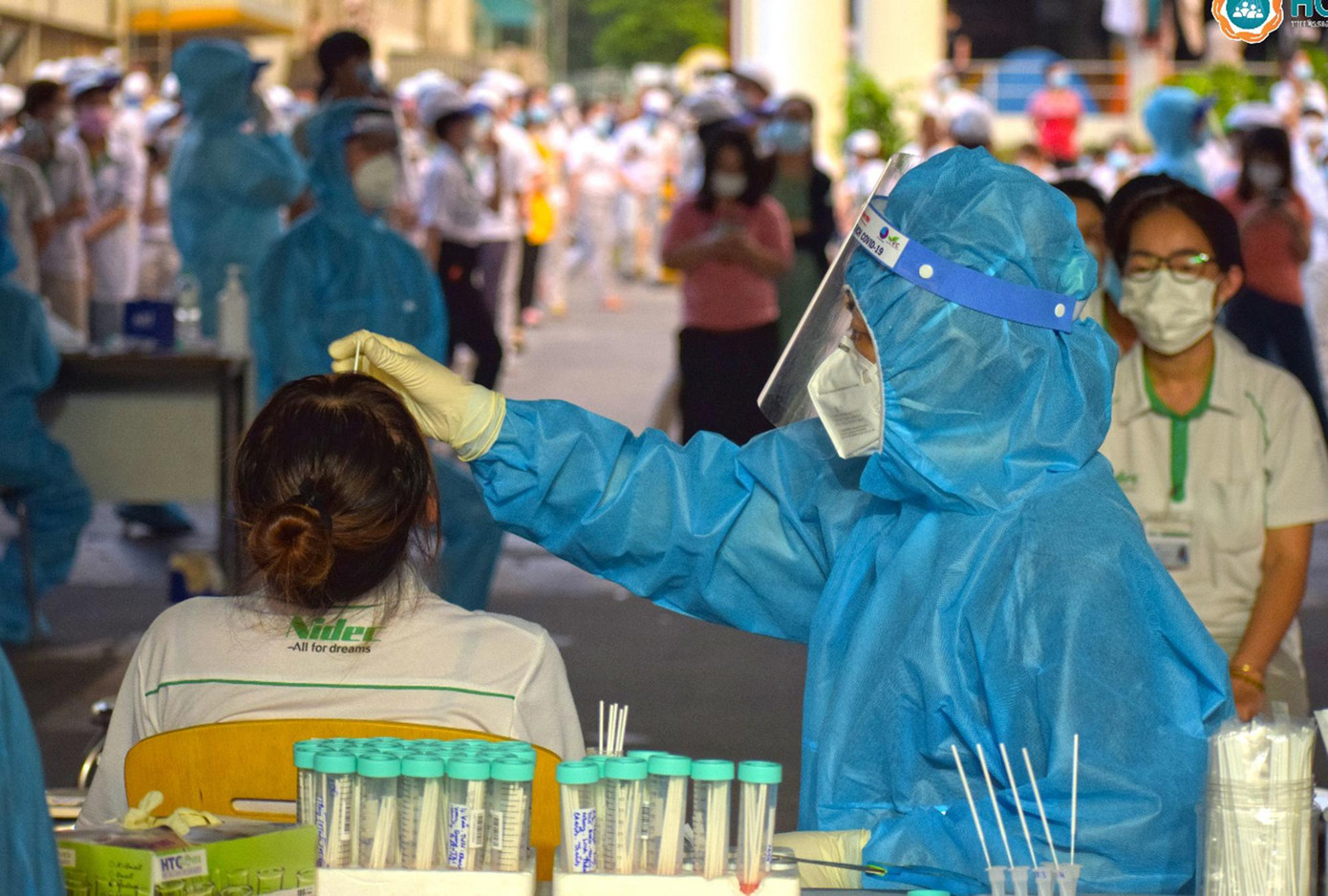 Tối 2/7, Trung tâm y tế TP Thủ Đức đã huy động lực lượng 65 nhân viên y tế từ bệnh viện Bình Dân, sinh viên ngành Y của TPHCM tiếp tục lấy mẫu xét nghiệm cho hơn 3000 công nhân tại công ty Nidec Sankyo.