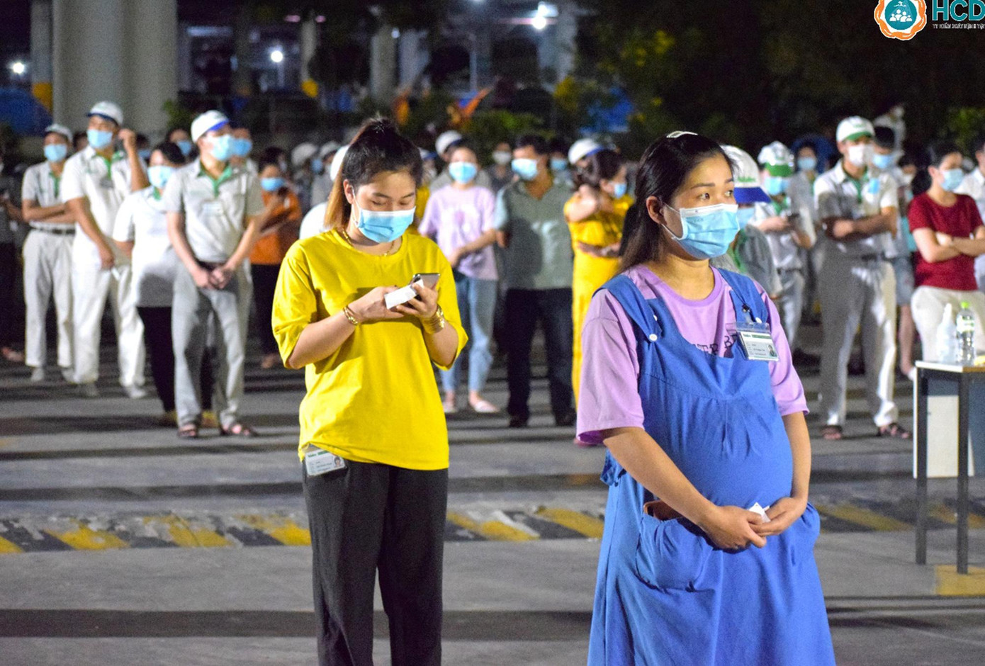 Tại khu vực lấy mẫu, công nhân chấp hành tốt các quy định chống dịch để đảm bảo an toàn.