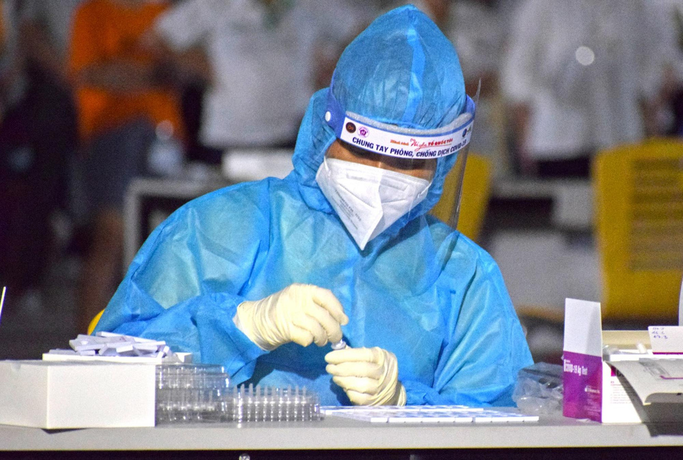 Hàng chục nhân viên y tế đã khẩn cấp lấy mẫu xét nghiệm cho hơn 3.000 nhân viên công ty Nidec Sankyo.