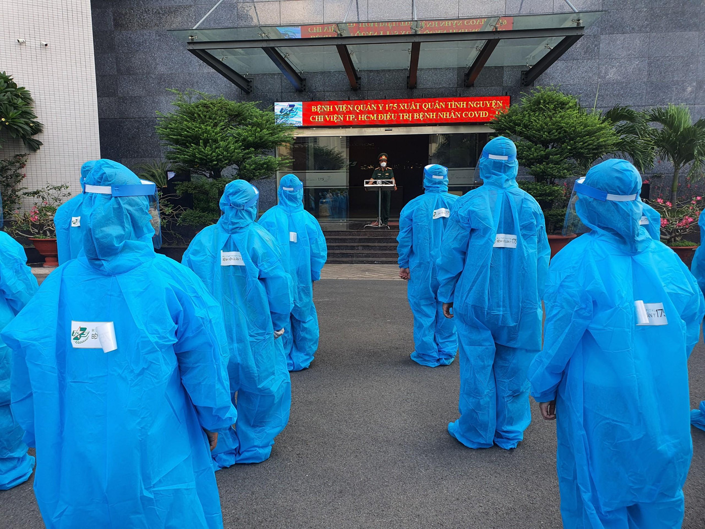 Lãnh đạo Bệnh viện quán triệt tư tưởng cho nhân viên y tế trước khi lên đường làm nhiệm vụ.