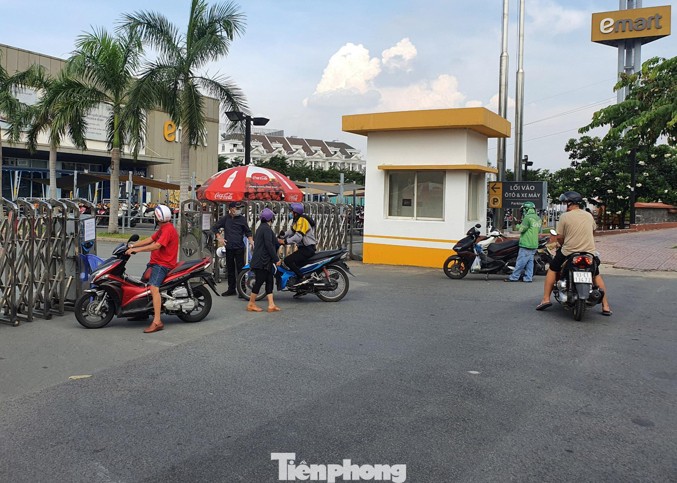 Dự kiến siêu thị sẽ mở cửa phục vụ khách hàng trở lại từ chiều tối nay để đảm bảo cung ứng nhu yếu phẩm, thực phẩm cho người dân sau khi công tác lấy mẫu, khử khuẩn hoàn thành.