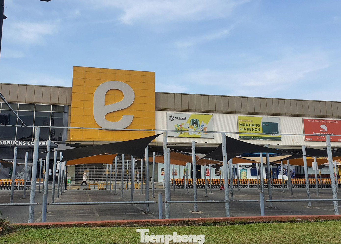 Trao đổi với phóng viên, đại diện siêu thị Emart cho biết, siêu thị tạm đóng cửa từ sáng cùng ngày để lấy mẫu xét nghiệm cho toàn thể nhân viên làm việc tại đây.