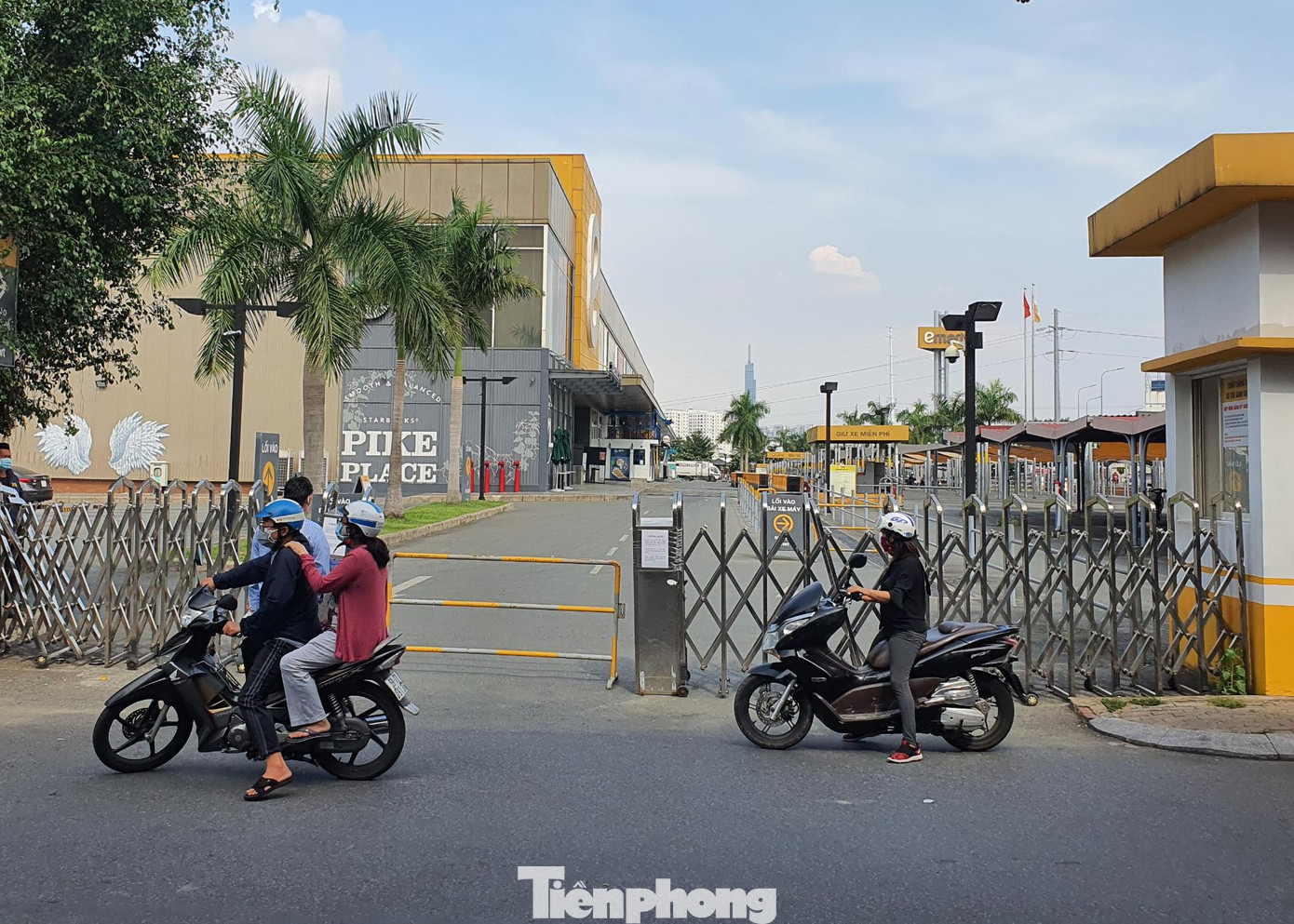 Nhiều người dân phải quay đầu xe để đi các siêu thị khác tìm mua lương thực, thực phẩm cho gia đình. Chị Lê Thùy Linh, ở quận Gò Vấp cho hay, siêu thị Emart đóng cửa thì chị phải chạy qua quận khác để mua lương thực cho gia đình sử dụng trong buổi chiều nay.