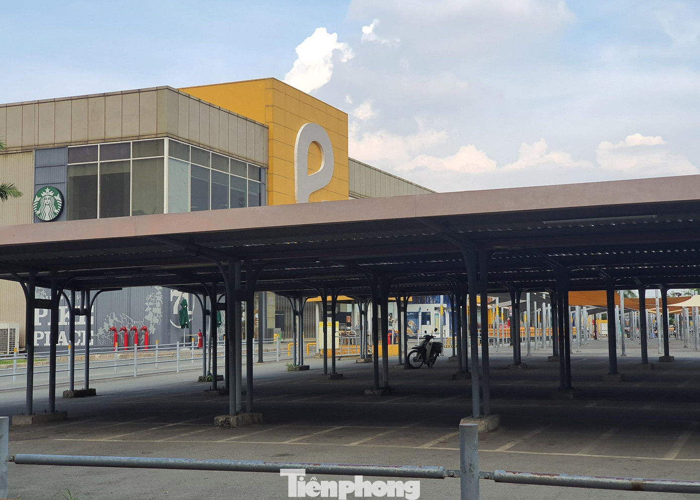 Đồng thời, tiến hành khử khuẩn toàn bộ siêu thị và kiểm tra các biện pháp phòng chống COVID-19 để đảm bảo an toàn cho khách hàng đến mua sắm.