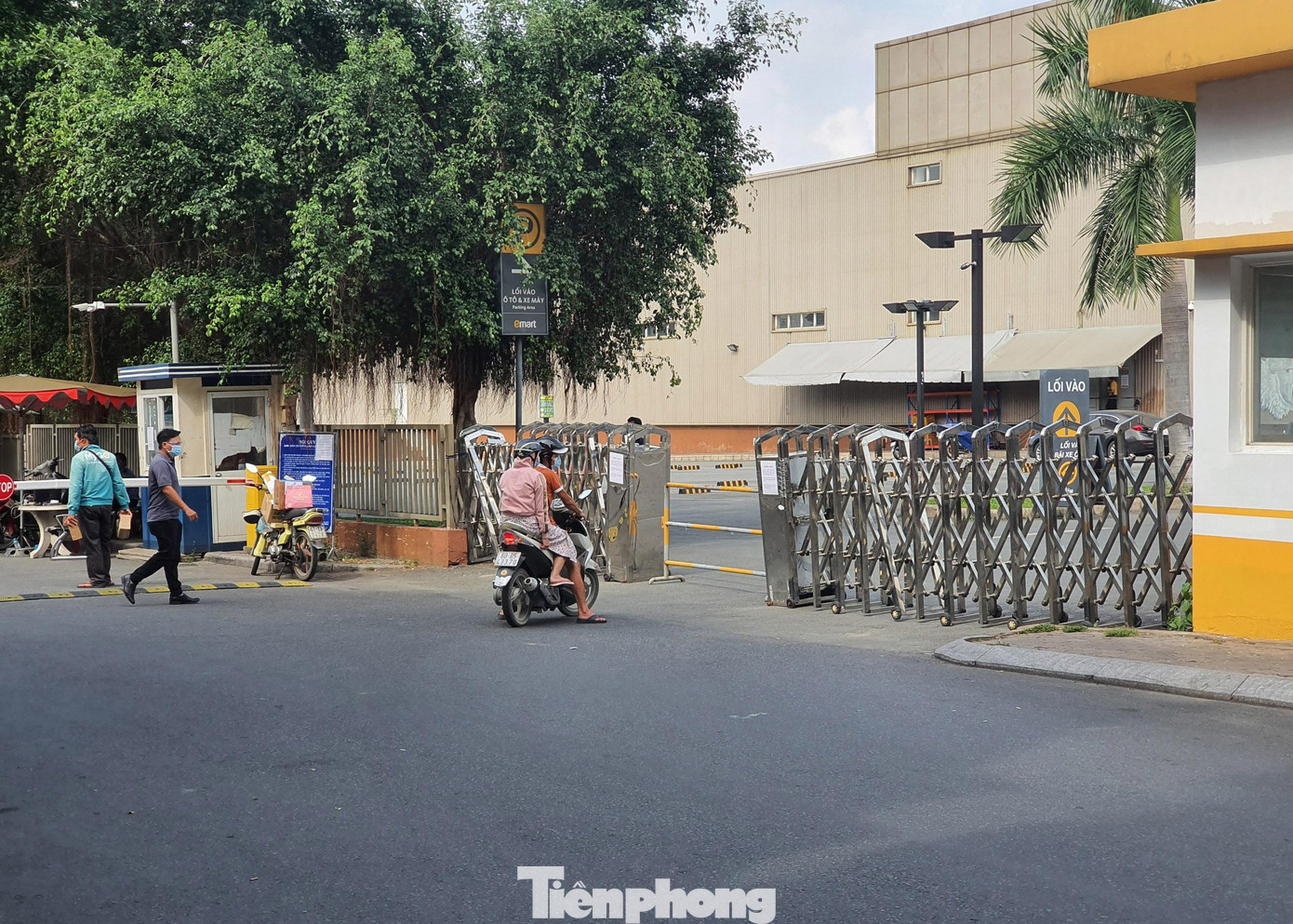 Việc tạm đóng cửa siêu thị để lấy mẫu xét nghiệm tầm soát COVID-19 cho toàn thể nhân viên và thực hiện khử khuẩn là cần thiết để đảm bảo an toàn cho người dân đến mua sắm.