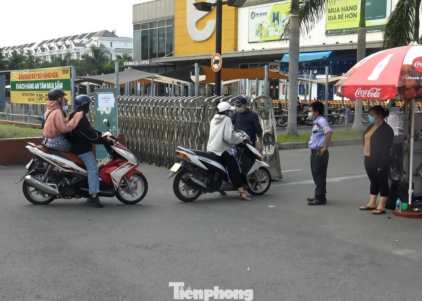 Ghi nhận của phóng viên, hơn 15h chiều 13/7, lực lượng bảo vệ vẫn chốt ở cửa ra vào siêu thị để thông báo cho người dân về việc tạm ngưng hoạt động, yêu cầu người dân quay lại sau.