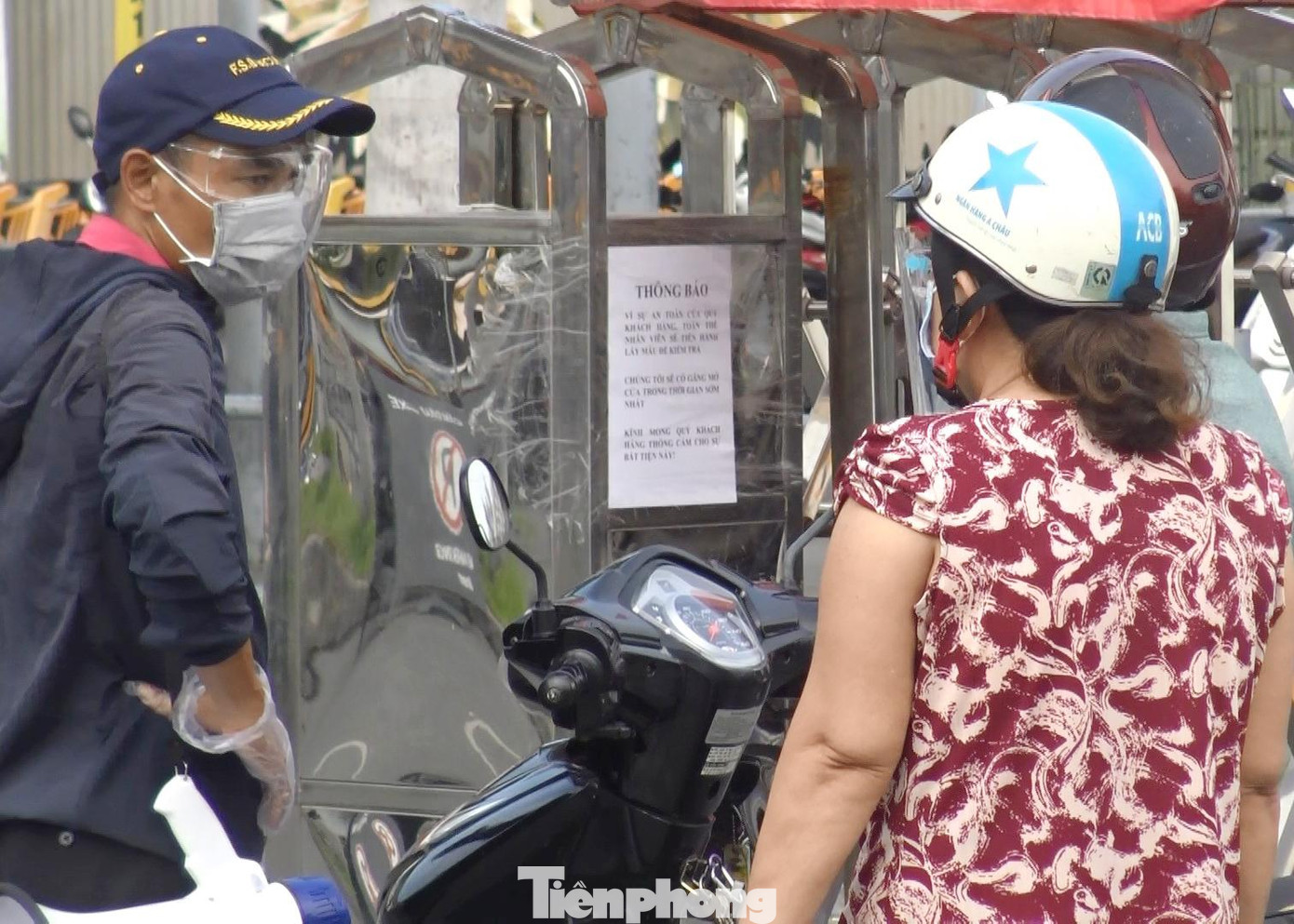 Một số người dân nán lại trước cổng để hỏi kỹ thông tin từ bảo vệ về thời gian hoạt động trở lại của siêu thị.