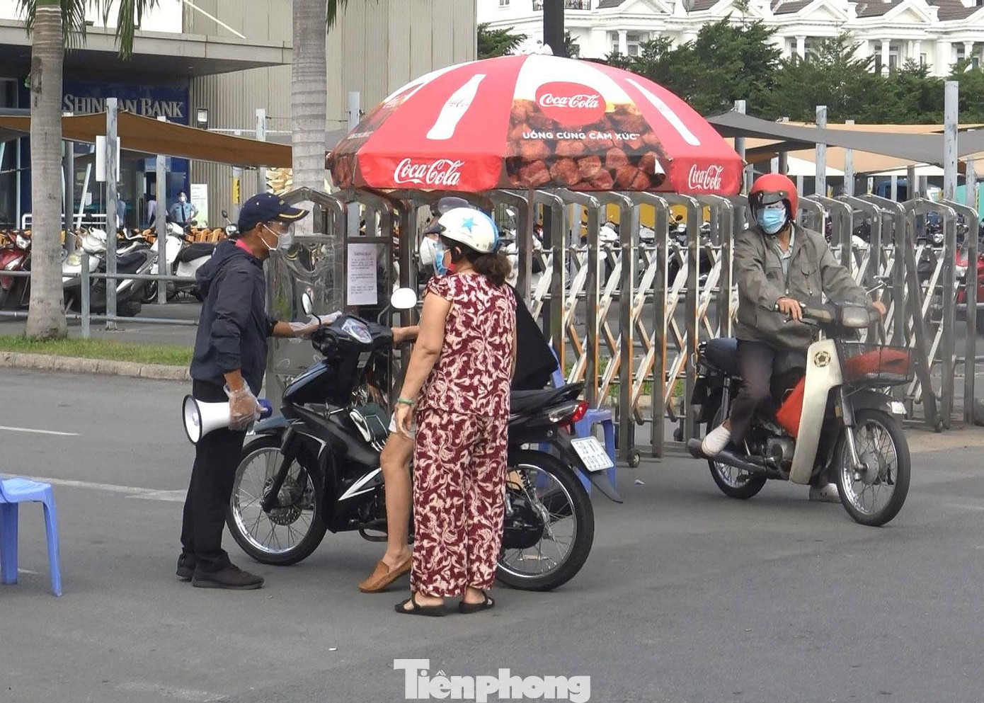 Một số người dân khi đến siêu thị mới biết thông tin thì bị bất ngờ và bối rối vì chưa mua được lương thực, thực phẩm cho gia đình.