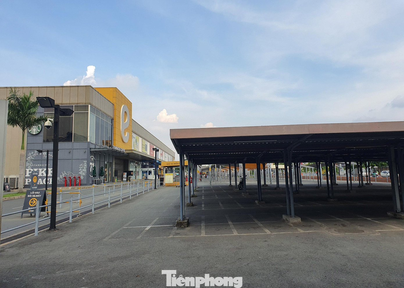 "Mấy hôm nay việc mua thực phẩm đã khó khăn rồi, giờ siêu thị này đóng cửa thì còn khó hơn nữa. Phải chấp nhận xếp hàng lâu thêm một chút để được vào mua hàng ở siêu thị khác thôi", chị Linh nói.