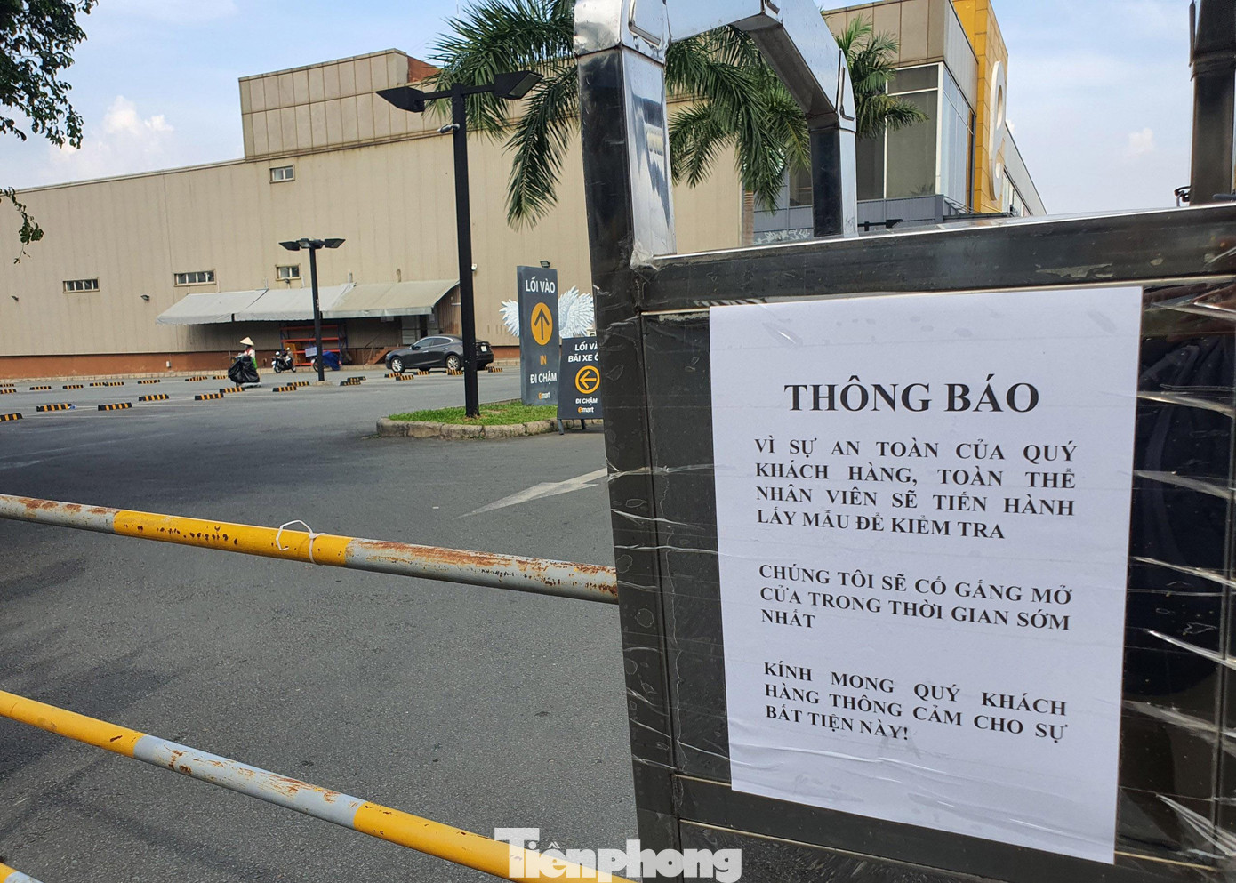Tại hai cổng ra vào của siêu thị cũng được dán giấy thông báo với nội dung "vì sự an toàn của quý khách hàng, toàn thể nhân viên sẽ tiến hành lấy mẫu để kiểm tra. Chúng tôi sẽ cố gắng mở cửa trong thời gian sớm nhất...".