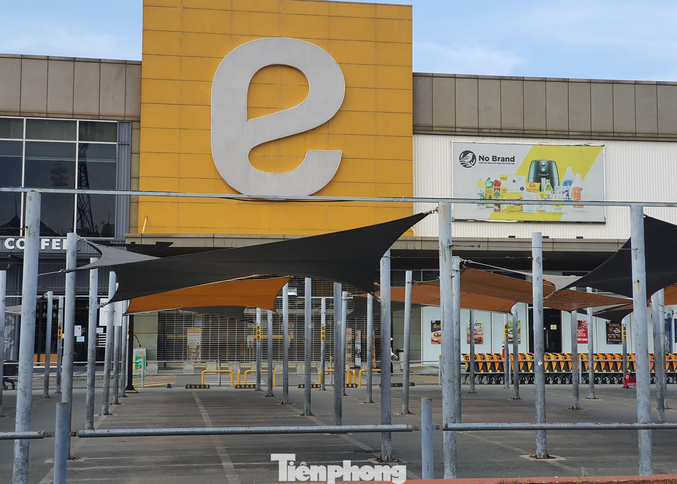 Siêu thị Emart là một trong những siêu thị lớn nhất khu vực quận Gò Vấp, TPHCM. Trong những ngày qua, thành phố thực hiện giãn cách xã hội để phòng chống dịch bệnh, các chợ truyền thống, chợ tạm đóng cửa khiến lượng khách hàng dồn về siêu thị đông hơn.