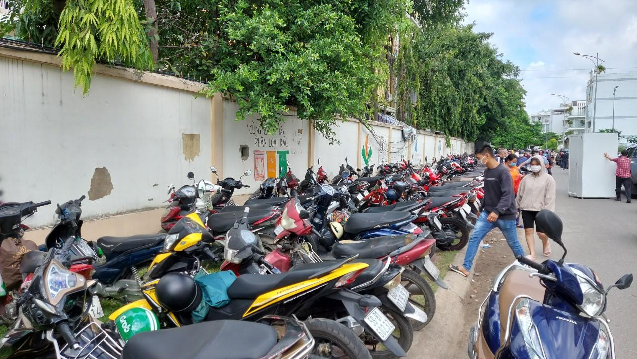 Th.S Huỳnh Mỹ Thư, Trưởng phòng Quản lý chất lượng, Bệnh viện TP Thủ Đức cũng cho biết, chỉ trong vòng một ngày, bệnh viện đã tiếp nhận hơn 2.000 mẫu xét nghiệm nhanh COVID-19 trả phí.Do số lượng quá đông, bệnh viện phải mượn thêm trường mầm non gần đó để lấy mẫu test nhanh, ngưng tiếp nhận người dân để đảm bảo an toàn khi đủ số lượng giãn cách trong khu lấy mẫu