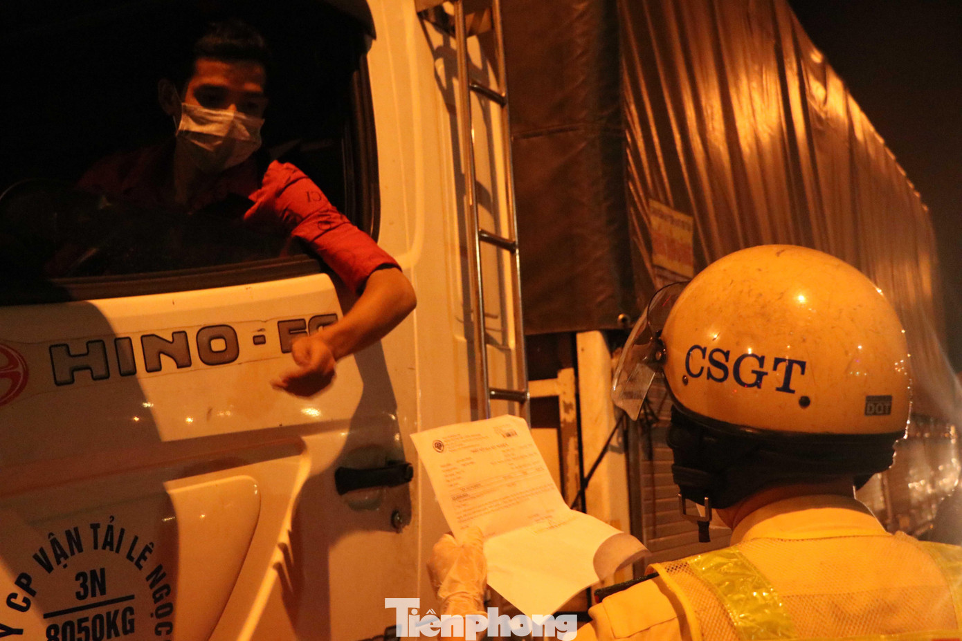 Những tài xế có đầy đủ giấy tờ như giấy xét nghiệm âm tính với vi rút SARS-CoV-2, giấy xác nhận chở hàng hóa, nhu yếu phẩm, các loại giấy tờ liên quan khác sẽ được CSGT cảm ơn và mời tiếp tục lưu thông.