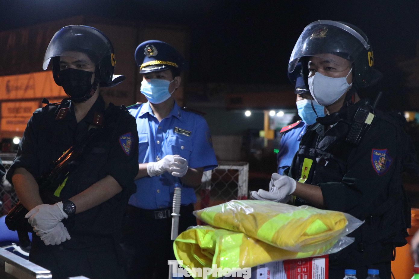 Ghi nhận của phóng viên, lực lượng chức năng có mặt từ trước 23h đêm 8/9, để thực hiện các công tác chuẩn bị như đặt biển báo, kiểm tra trang thiết bị, mang đồ bảo hộ để thực hiện nhiệm vụ.