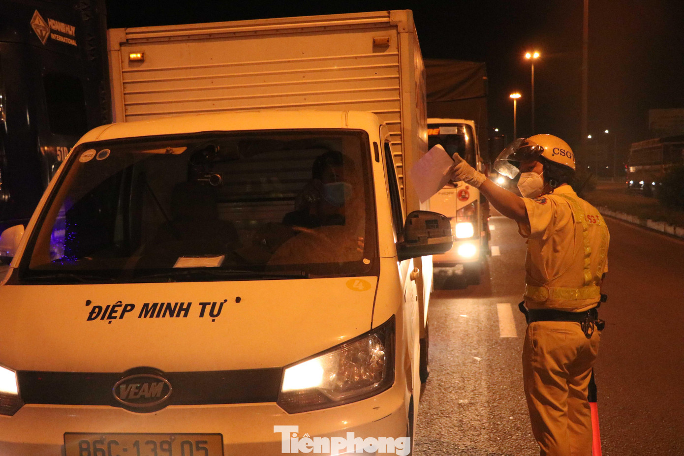 Những tài xế thiếu một trong hai loại giấy tờ quan trọng là giấy xét nghiệm âm tính và giấy xác nhận chở hàng hóa, nhu yếu phẩm thiết yếu thì sẽ bị lực lượng chức năng yêu cầu quay đầu xe trở lại.