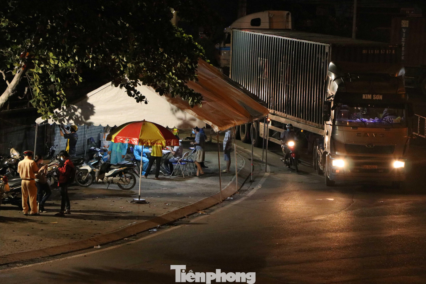 Tương tự tại chố kiểm soát ở cầu Sóng Thần, lực lượng chức năng cũng liên tục dừng các phương tiện để kiểm tra giấy tờ liên quan khi lưu thông vào TPHCM.