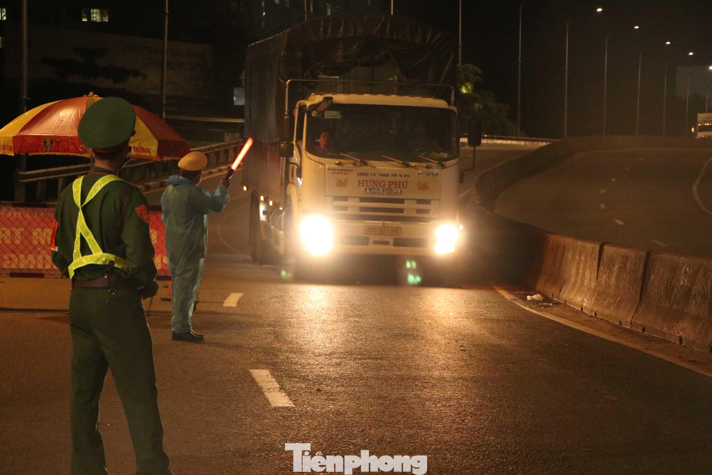 Lực lượng chức năng túc trực nhưng có khá ít phương tiện lưu thông qua.