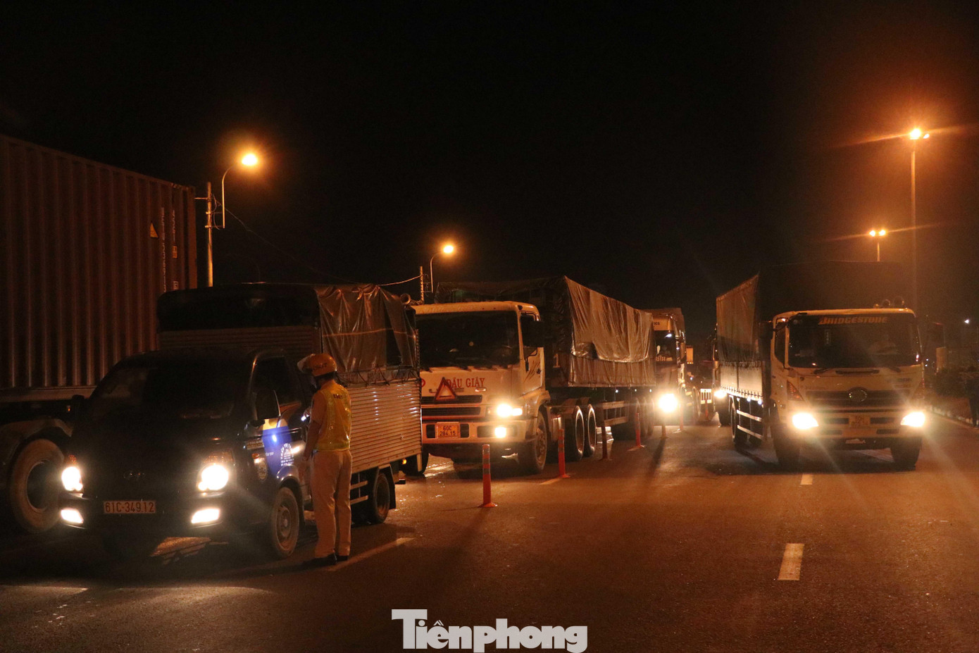 Chốt kiểm soát ở cầu Đồng Nai là cửa ngõ quan trọng của TPHCM nên lưu lượng phương tiện lưu thông rất đông dù vào thời điểm gần 1 giờ sáng.