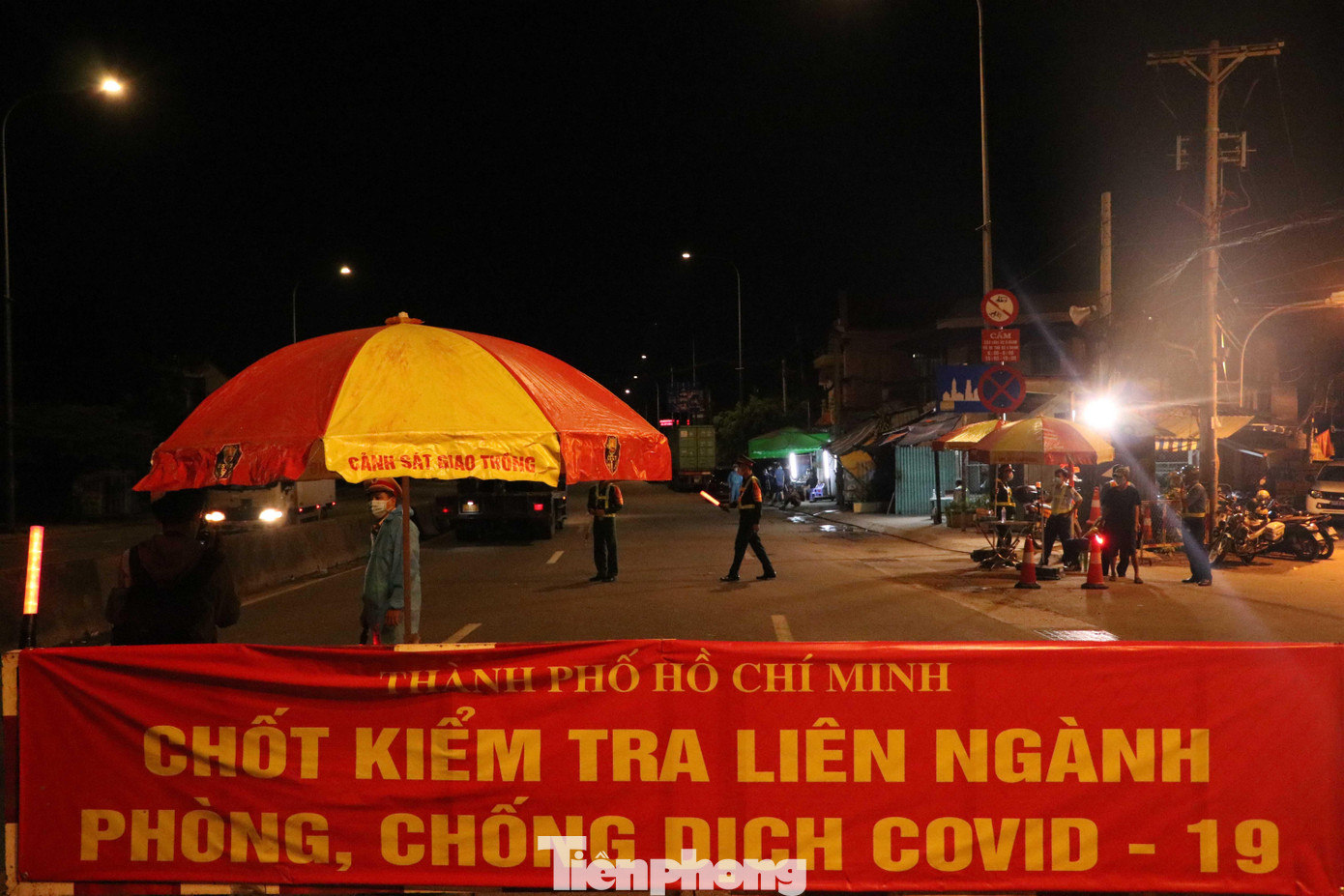Cũng vào đúng 0h sáng 9/7, 12 chốt kiểm soát phòng chống dịch COVID-19 ở cửa ngõ TPHCM chính thức được tái kích hoạt để kiểm soát người và phương tiện lưu thông từ các tỉnh vào thành phố.
