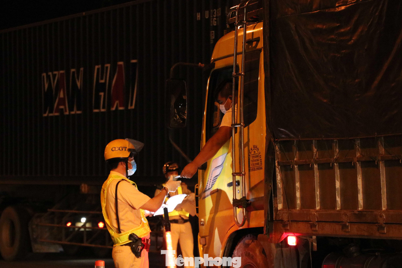 Theo quan sát của phóng viên, mỗi phương tiện lưu thông qua chốt nếu tài xế chuẩn bị sẵn giấy tờ thì việc kiểm tra chỉ diễn ra trong vòng khoảng 5 giây.