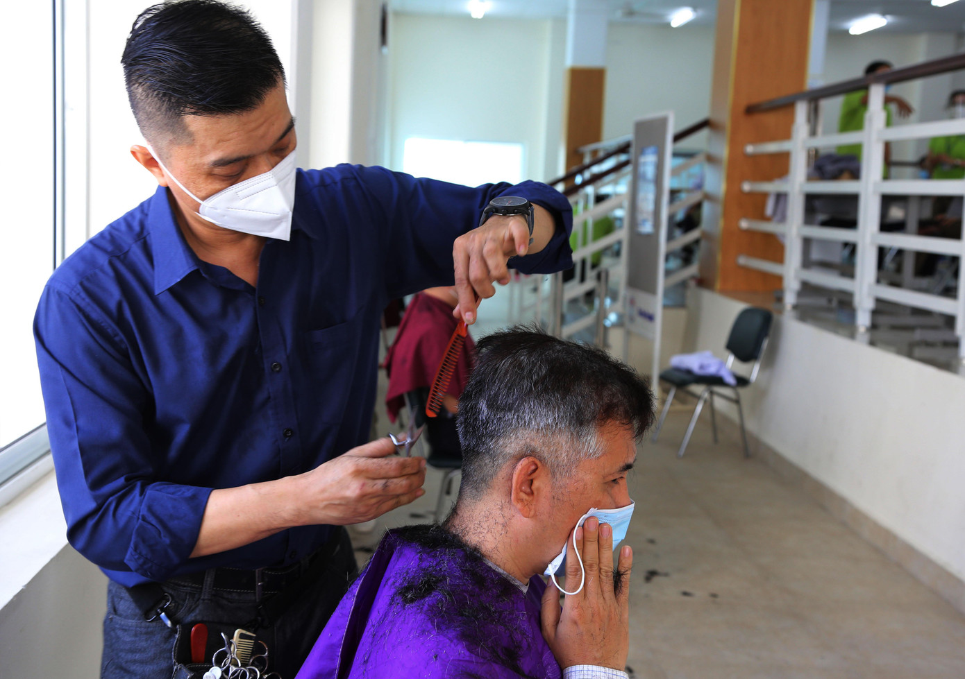 Nhận tin được cắt tóc miễn phí sau thời gian dài phải làm việc cùng mái tóc vướng víu, nhiều nhân viên y tế Bệnh viện Chợ Rẫy cho biết họ rất vui mừng khi được lãnh đạo bệnh viện quan tâm.