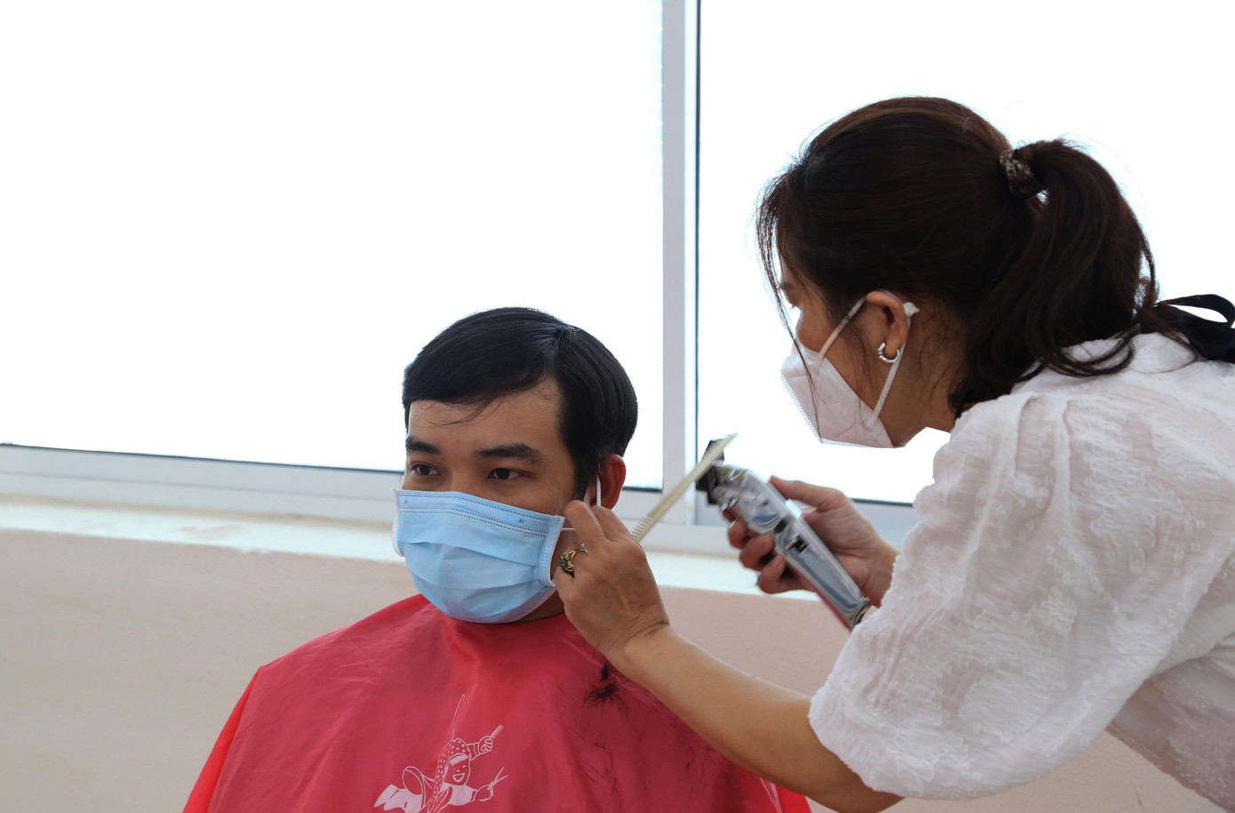 Do đó, Ban Giám đốc Bệnh viện Chợ Rẫy đã triển khai chương trình cắt tóc miễn phí cho nhân viên ngay tại bệnh viện. Chương trình diễn ra trong ngày 2/7 và 3/7, bắt đầu từ 9 giờ đến 15 giờ mỗi ngày, với sự tham gia hỗ trợ của 7 chuyên gia về tóc là các tình nguyện viên đến từ Nhà văn hóa Phụ Nữ TP.HCM và nhân viên y tế Bệnh viện Chợ Rẫy.