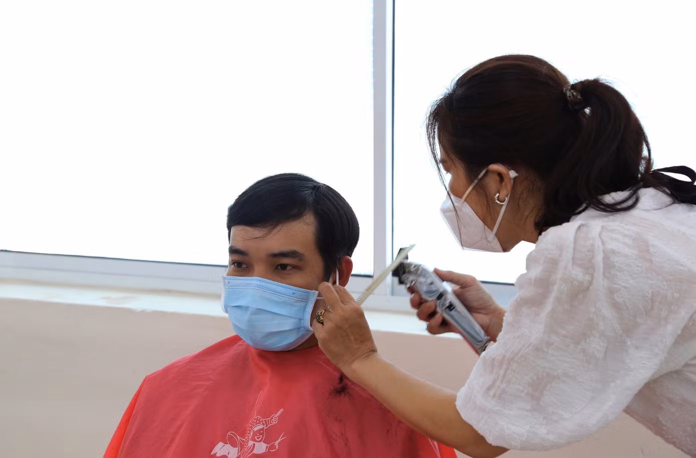 Do đó, Ban Giám đốc Bệnh viện Chợ Rẫy đã triển khai chương trình cắt tóc miễn phí cho nhân viên ngay tại bệnh viện. Chương trình diễn ra trong ngày 2/7 và 3/7, bắt đầu từ 9 giờ đến 15 giờ mỗi ngày, với sự tham gia hỗ trợ của 7 chuyên gia về tóc là các tình nguyện viên đến từ Nhà văn hóa Phụ Nữ TP.HCM và nhân viên y tế Bệnh viện Chợ Rẫy.
