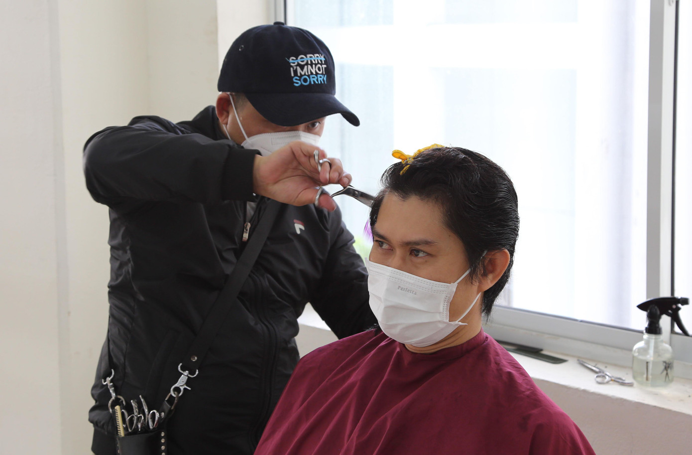 Các chuyên gia cắt tóc trước khi tham gia vào chương trình tại Bệnh viện Chợ Rẫy cũng được xét nghiệm COVID-19 và cho kết quả âm tính. Quy tắc 5K luôn được tuân thủ một cách nghiêm ngặt trong toàn bộ quá trình cắt tóc tại bệnh viện.