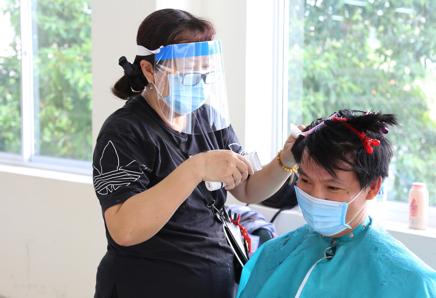 BSCK1 Võ Thị Xuân Mai chia sẻ, hơn một tháng nay TPHCM giãn cách xã hội, các tiệm hớt tóc phải đóng cửa khiến tóc mái của chị dài ra gây bất tiện trong khi làm nhiệm vụ, đặc biệt là mặc đồ bảo hộ.