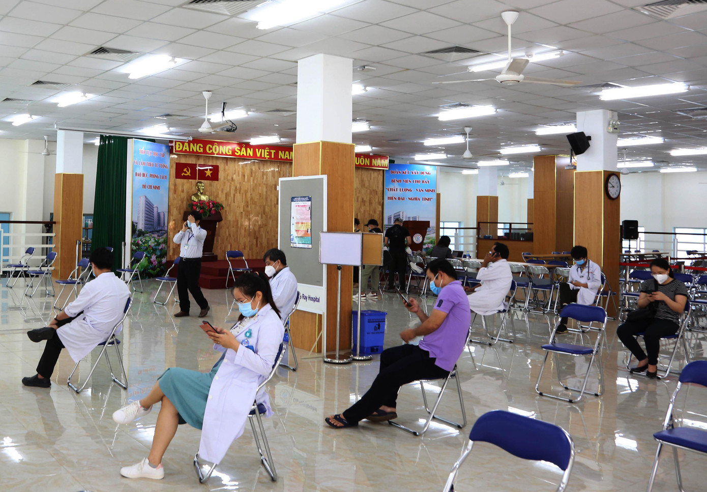 "Sau khi hớt tóc thì tôi thấy thoải mái và an toàn hơn. Tôi rất cảm ơn Ban giám đốc Bệnh viện đã quan tâm nhân viên y tế từ những việc nhỏ như thế này", bác sĩ Mai nói.