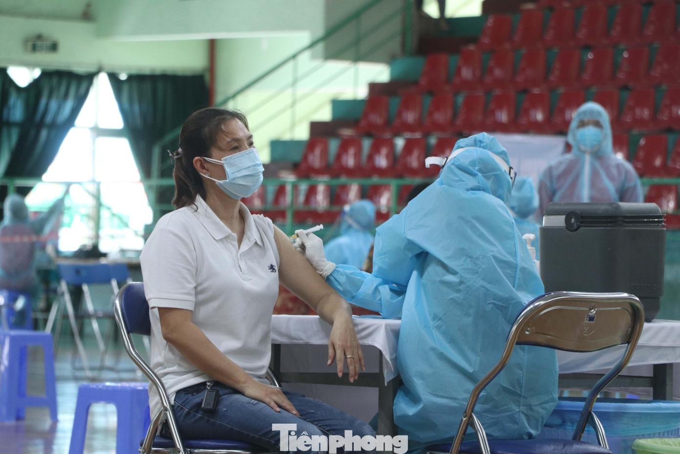 Trong buổi tiêm chủng, đại diện điểm tiêm cũng liên tục đọc các hướng dẫn về quy trình tiếp nhận, tiêm chủng cho người dân cũng như giải đáp các thắc mắc của những người đến tham quan, học hỏi kinh nghiệm.