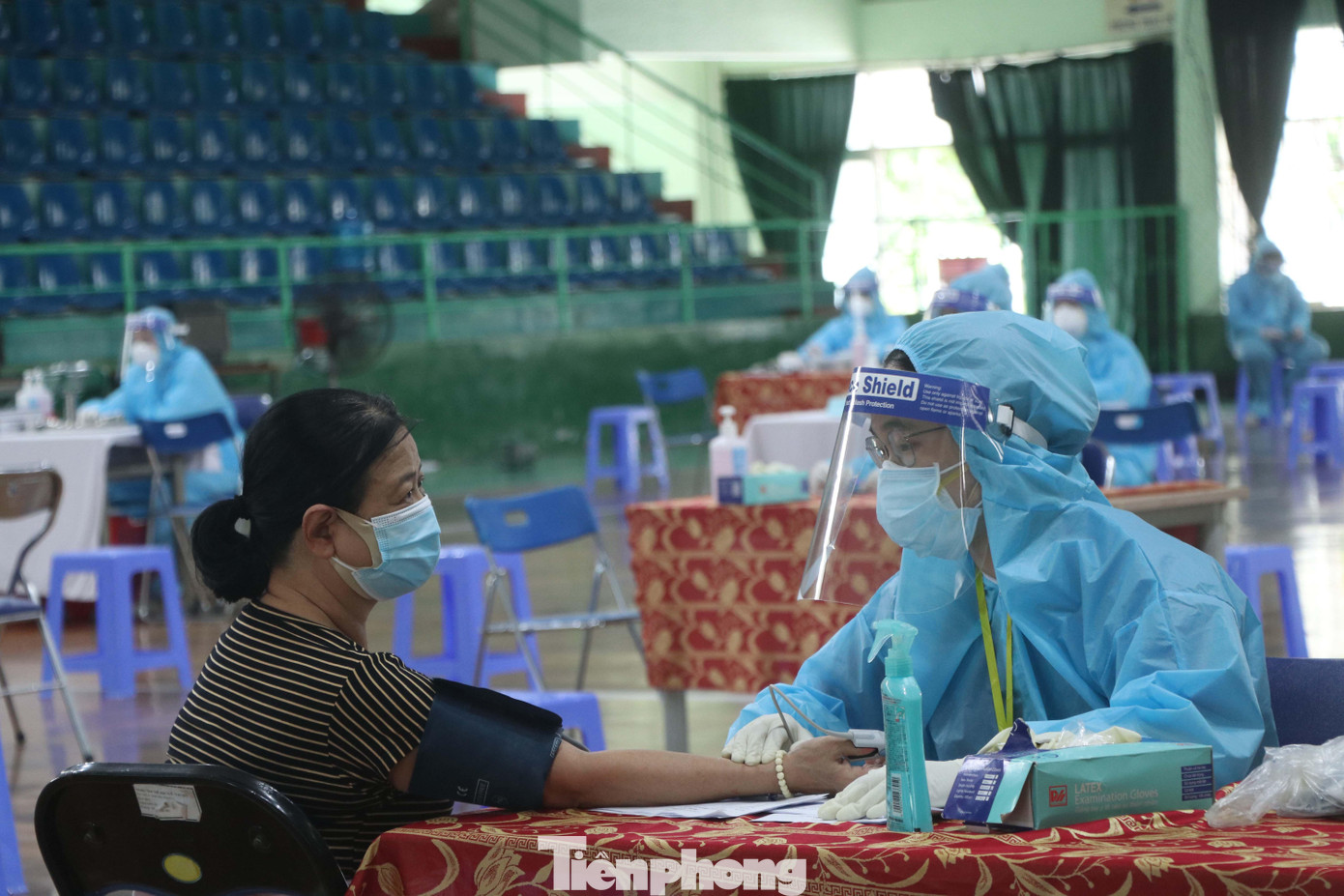 Lực lượng nhân viên y tế, tình nguyện viên làm việc tại điểm tiêm chủng đều được trang bị đồ bảo hộ y tế, liên tục hướng dẫn người dân thực hiện khai báo y tế, giữ khoảng cách.