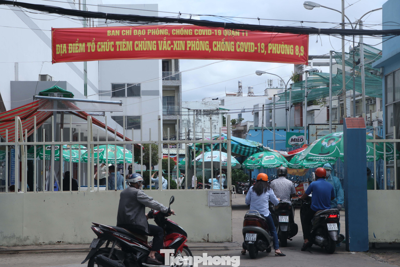 Ghi nhận tại điểm tiêm chủng ở Nhà thi đấu Lãnh Binh Thăng, quận 11, TPHCM, từ đầu giờ chiều đã có rất nhiều lực lượng nhân viên y tế, công an, tình nguyện viên có mặt sắp xếp vị trí, chuẩn bị vắc xin ngừa COVID-19 để tiêm cho người dân.