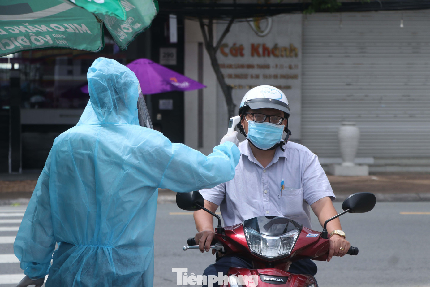 Để đảm bảo quy tắc 5K trong phòng chống dịchCOVID-19, cơ quan chức năng đã nhắn tin mời người dân đến tiêm theo từng khung giờ.