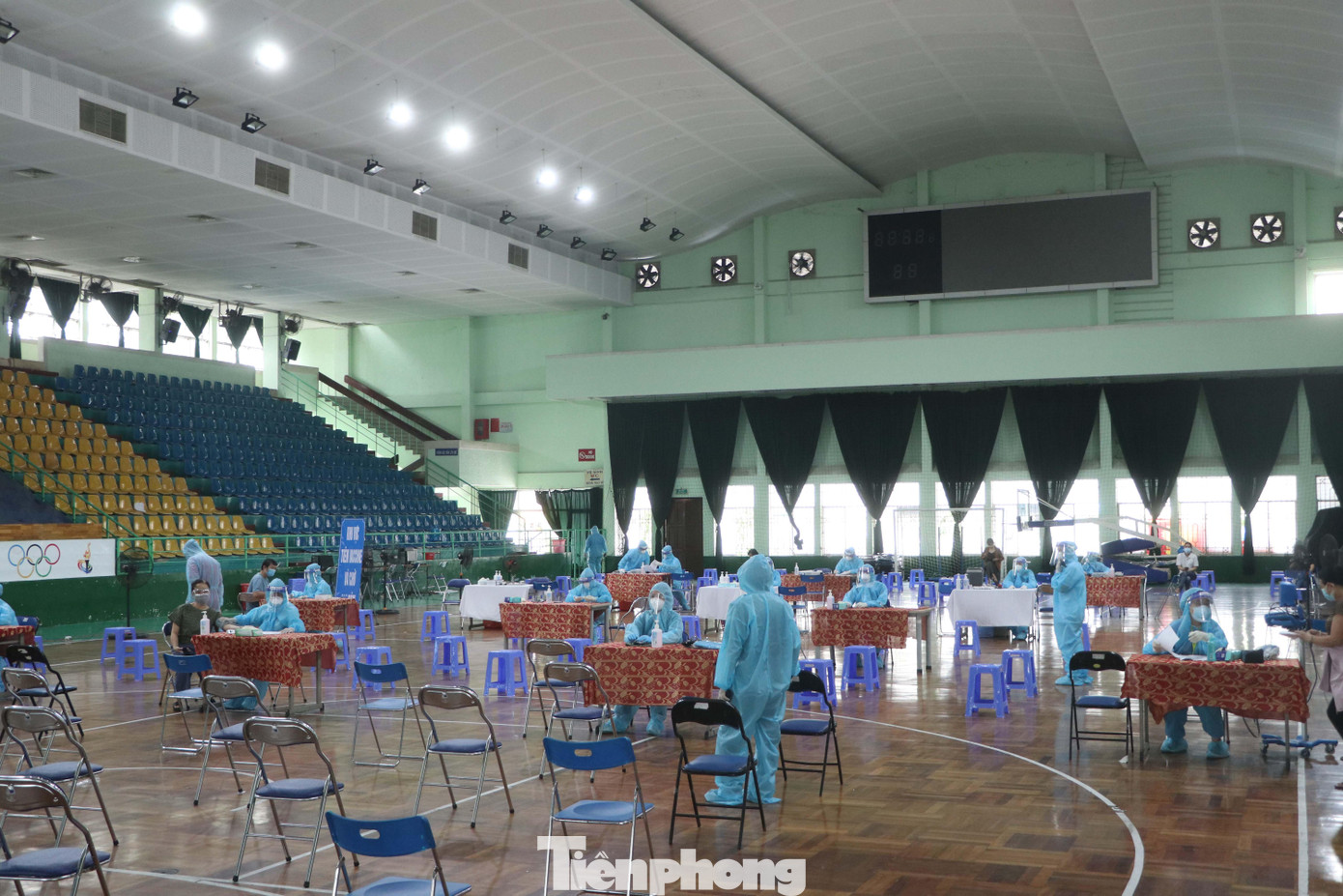 Đối tượng ưu tiên tiêm vắc xin đợt này gồm: lực lượng chống dịch chưa được tiêm trong các đợt trước; người mắc bệnh mãn tính và người trên 65 tuổi; người nghèo, các đối tượng chính sách; người lao động làm việc tại các cơ sở kinh doanh, sản xuất mặt hàng thiết yếu; công nhân người nước ngoài, người thân nhân viên y tế.