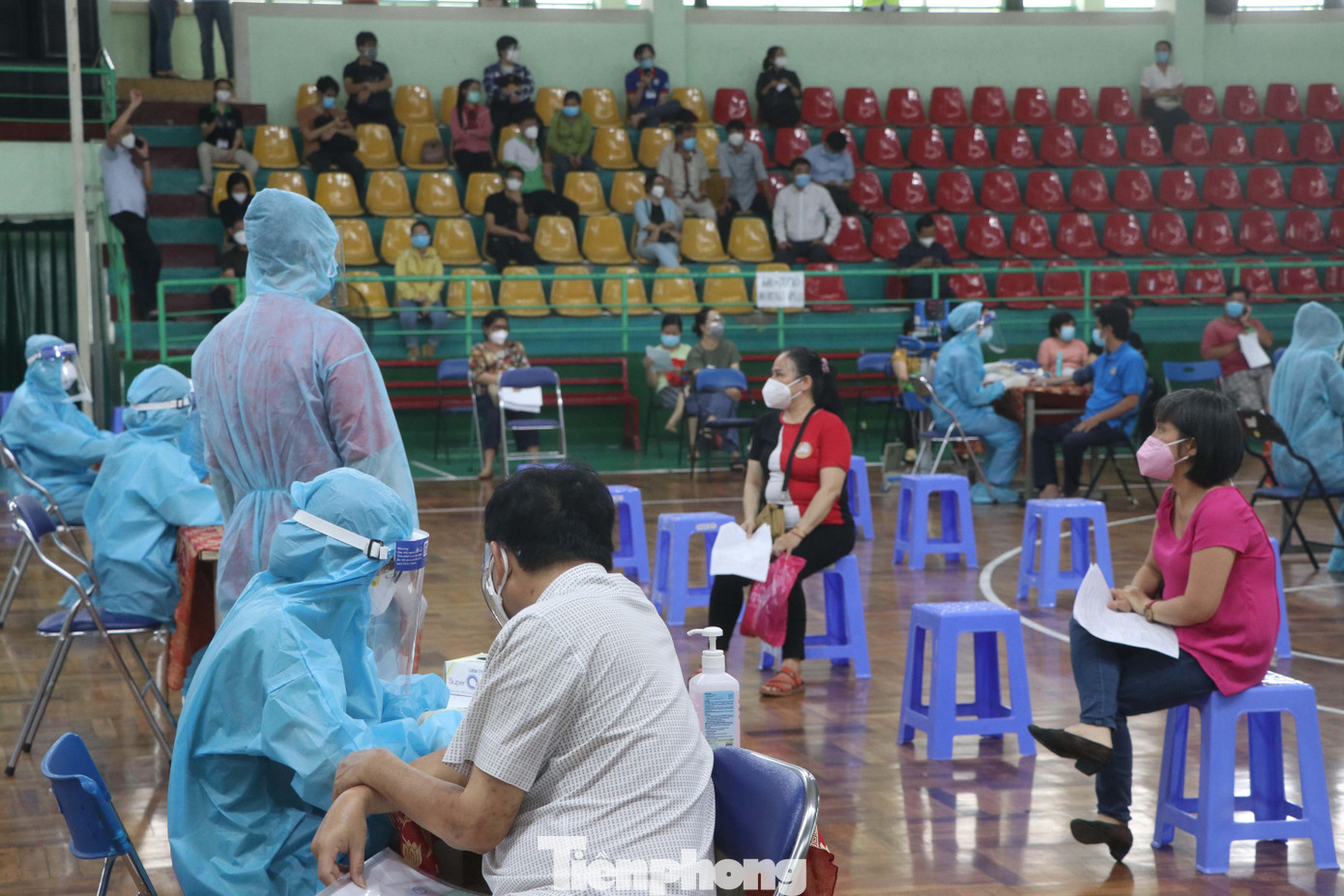 Theo thông tin từ đại diện điểm tiêm chủng, trong chiều 11/7, có 60 người được tiêm vắc xin ngừa COVID-19. Đây là buổi tiêm mẫu để lực lượng nhân viên y tế đến từ các trạm y tế phường và một số khu vực khác tham khảo, học hỏi kinh nghiệm trước khi triển khai tiêm đại trà trong cộng đồng.