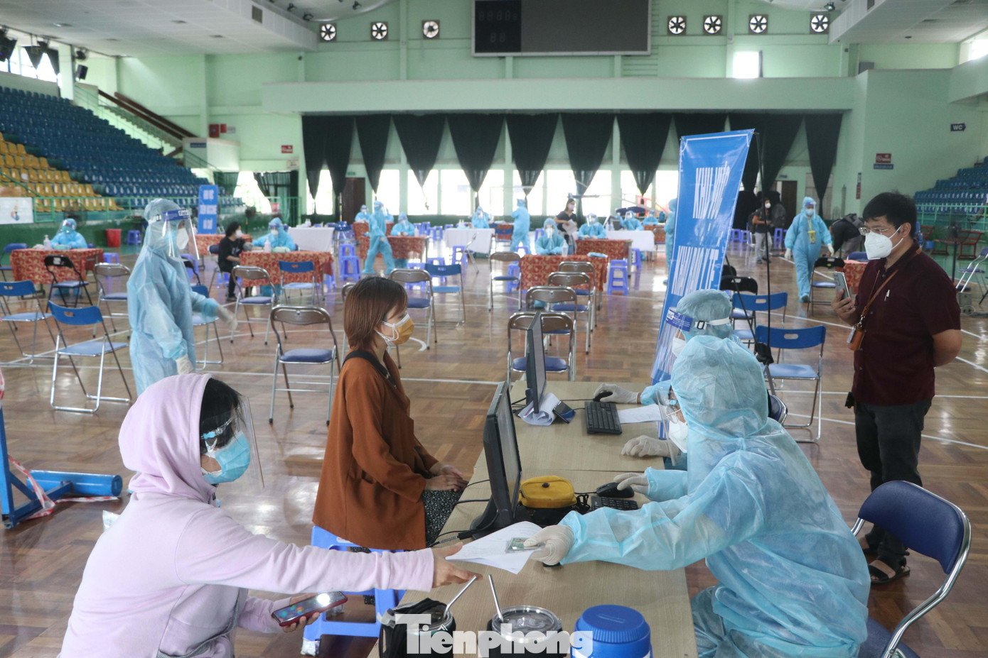 Bên trong khu vực tiêm chủng, các bàn kiểm tra khai báo y tế, khám sàng lọc, tư vấn trước tiêm và bàn tiêm chủng được bố trí cách xa nhau để đảm bảo giãn cách.