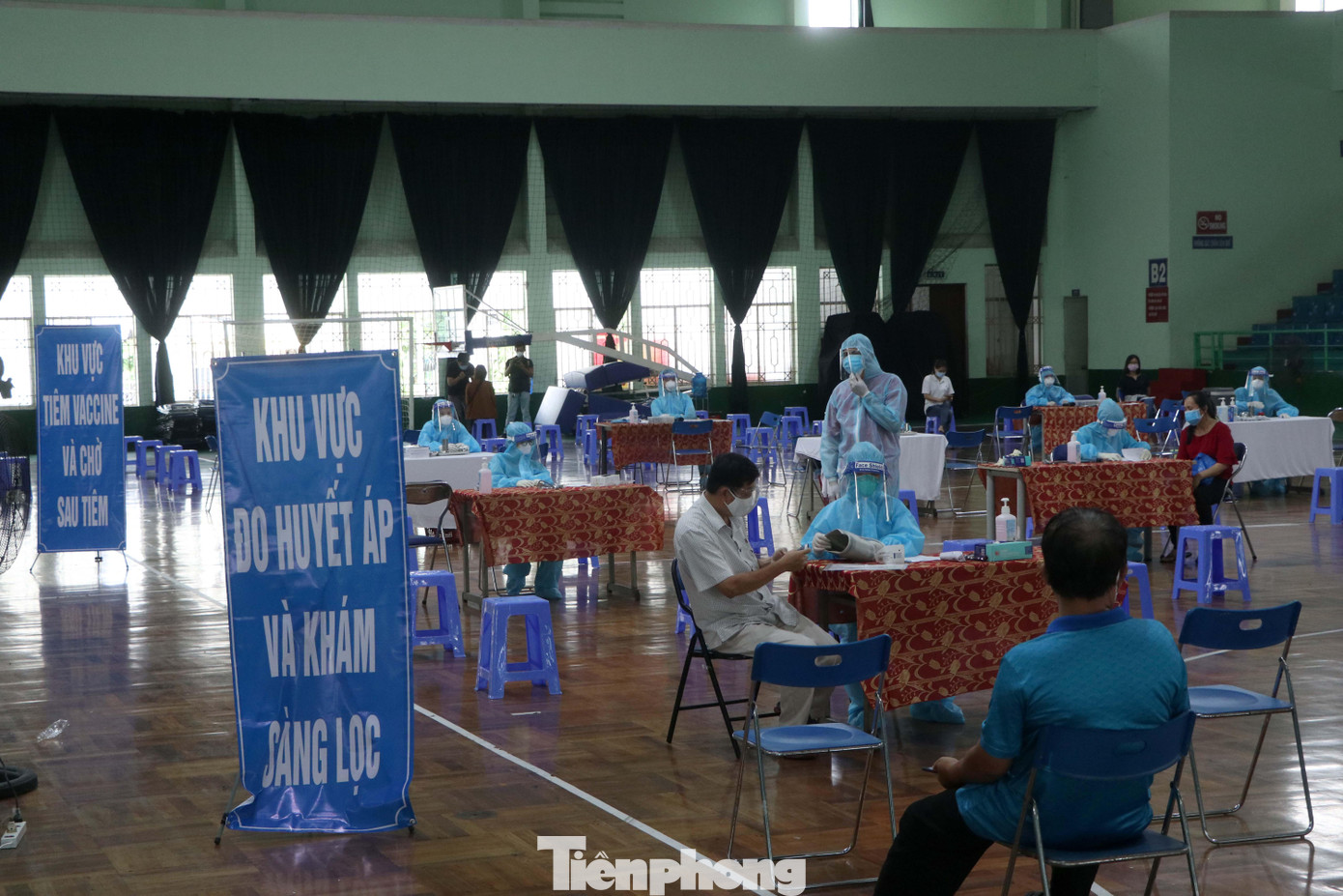 Theo người dân, việc được tiêm vắc xin ngừa COVID-19 giúp họ cảm thấy an tâm hơn khi khi phải đi làm trong điều kiện tiếp xúc với nhiều người.